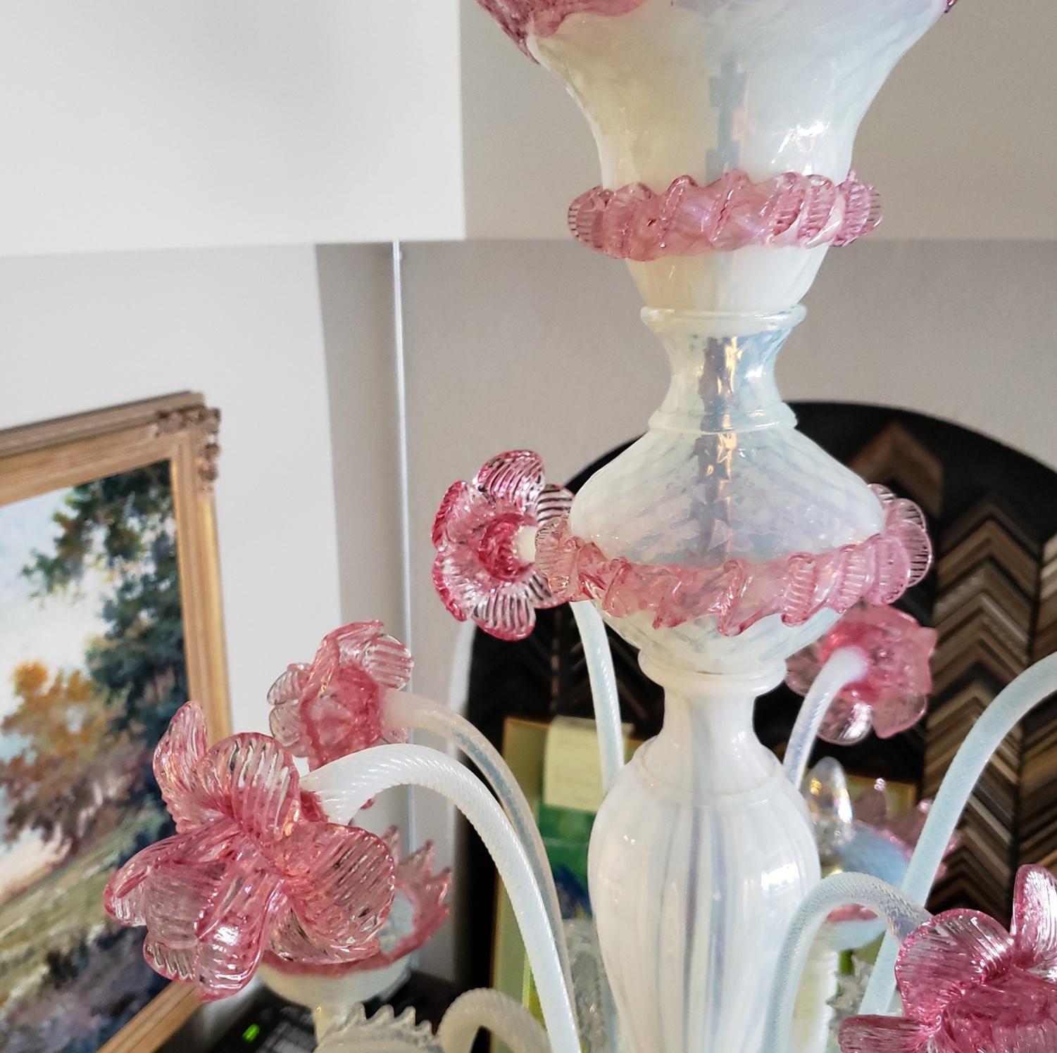 20ième siècle Lustre à 6 bras en verre opalin rose et blanc de Murano en vente