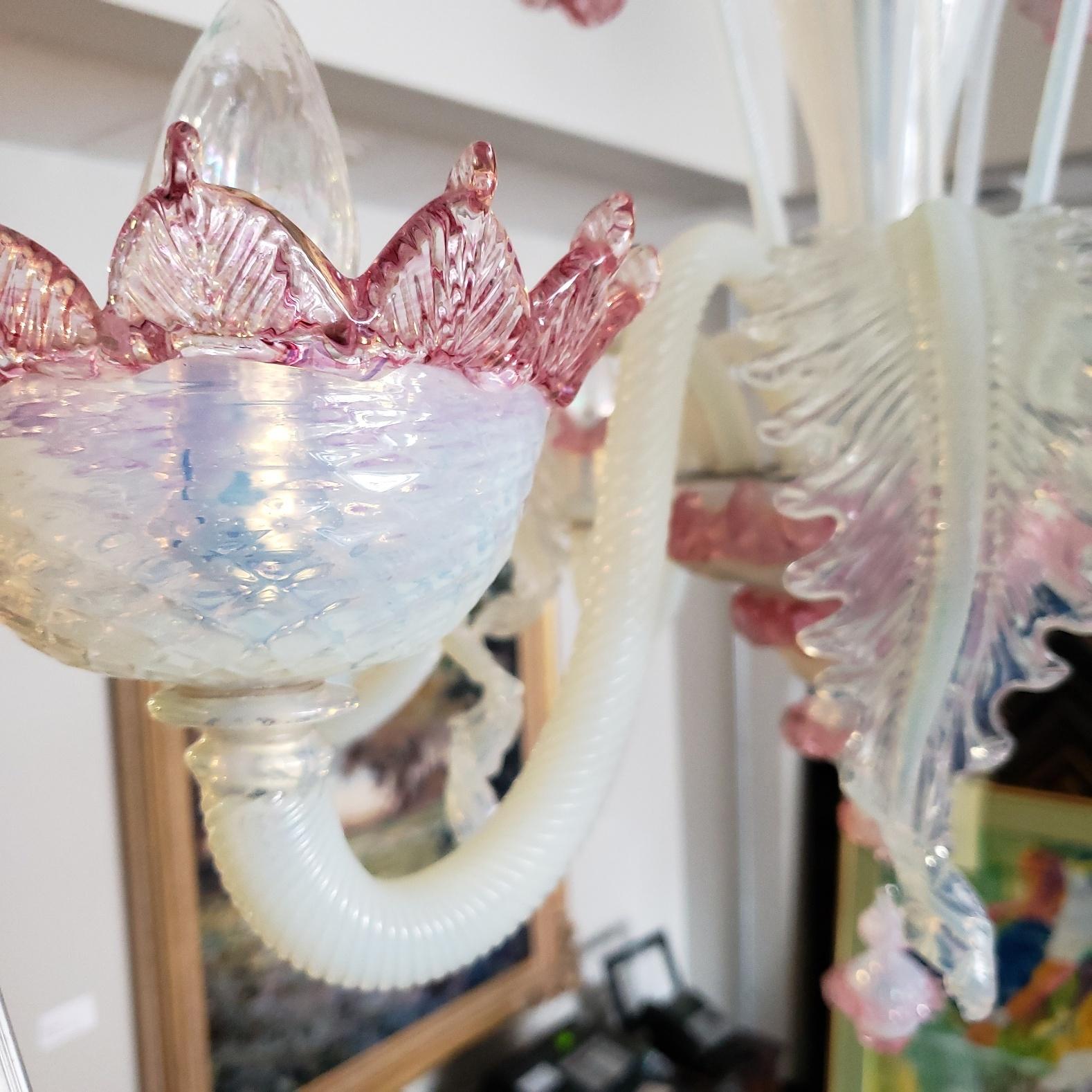Métal Lustre à 6 bras en verre opalin rose et blanc de Murano en vente