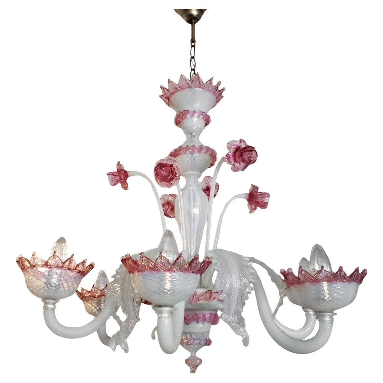 Lustre à 6 bras en verre opalin rose et blanc de Murano en vente