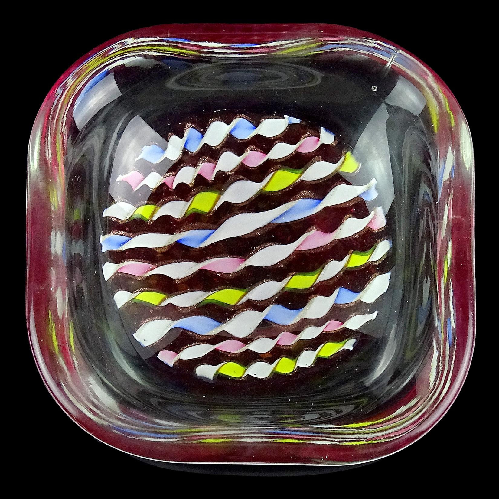 Schale aus italienischem Muranoglas mit rosa, gelben, blauen und weien Aventurinflecken und Bndern (Italienisch) im Angebot