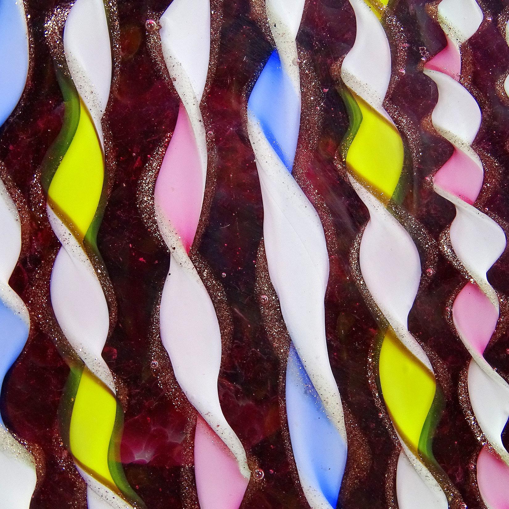 Schale aus italienischem Muranoglas mit rosa, gelben, blauen und weien Aventurinflecken und Bndern (Handgefertigt) im Angebot