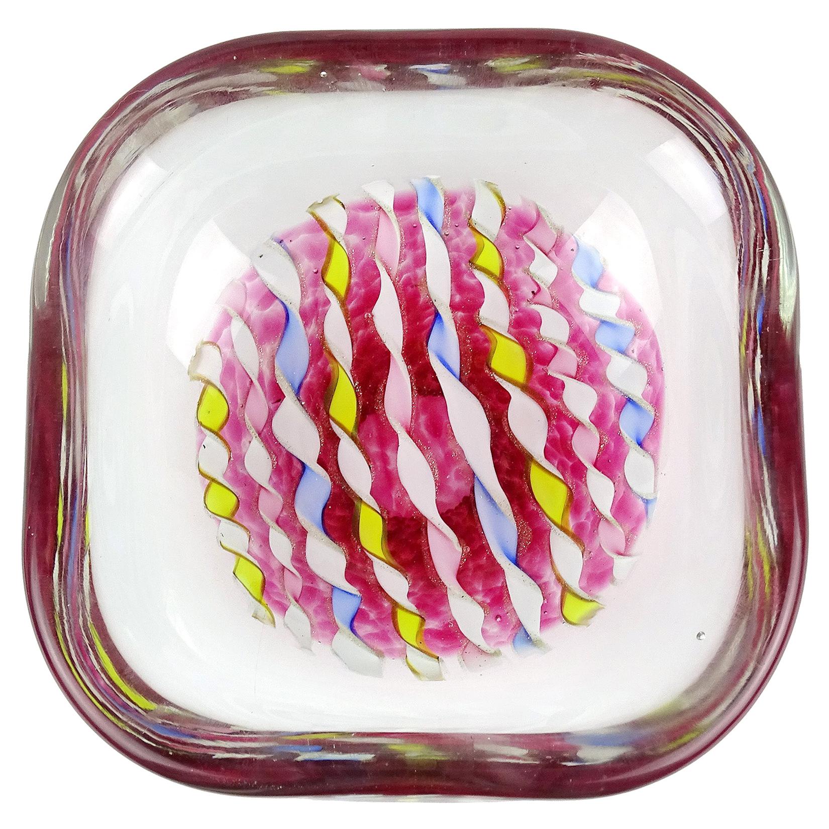 Schale aus italienischem Muranoglas mit rosa, gelben, blauen und weien Aventurinflecken und Bndern im Angebot