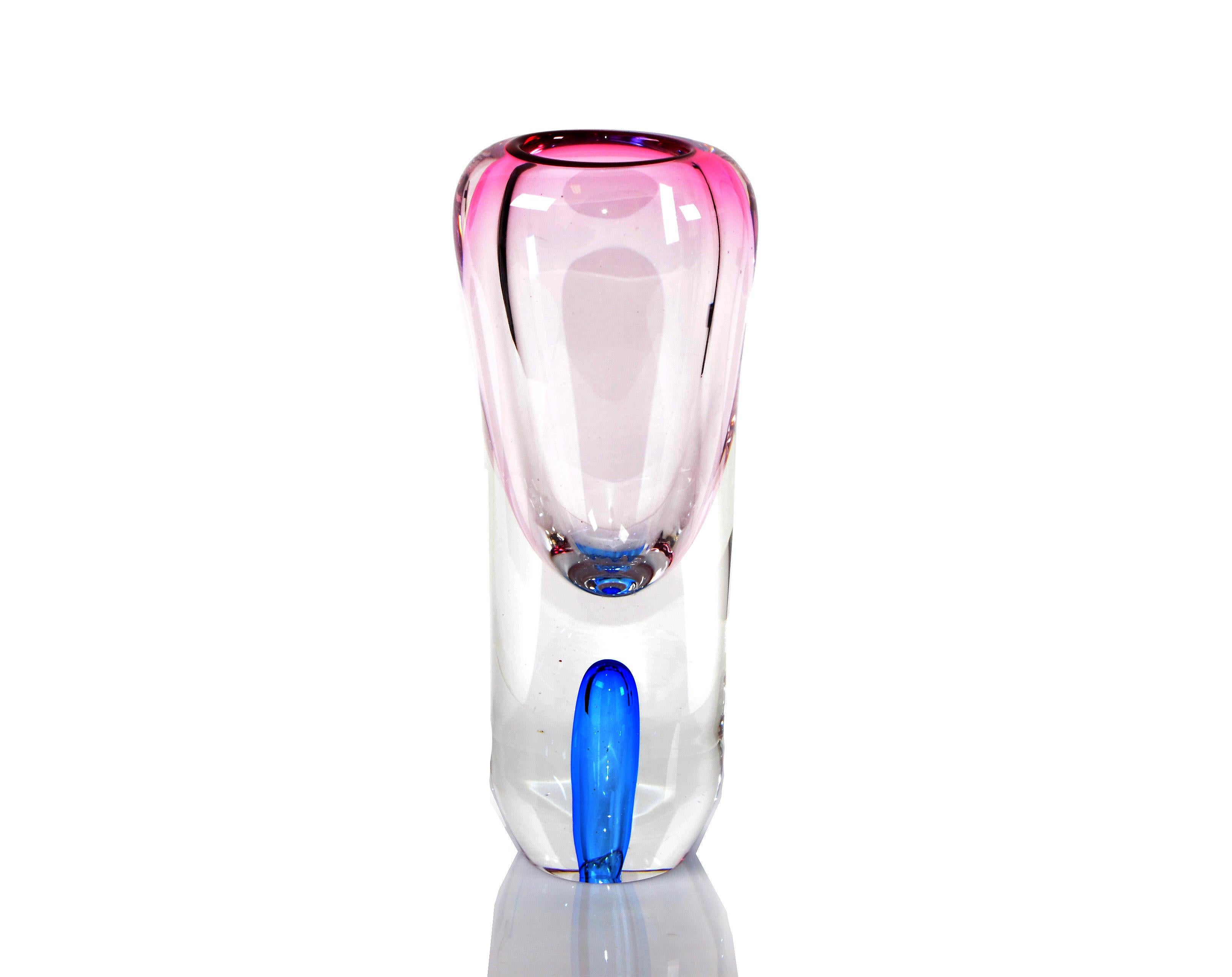 Murano reversible blown art glass vase in pink, blue and transparent glass from Italy.
The pink opening with 2 inches width is for a little bouquet and the blue opening for one single flower.
Mid-Century Modern unique glass art very elegant and