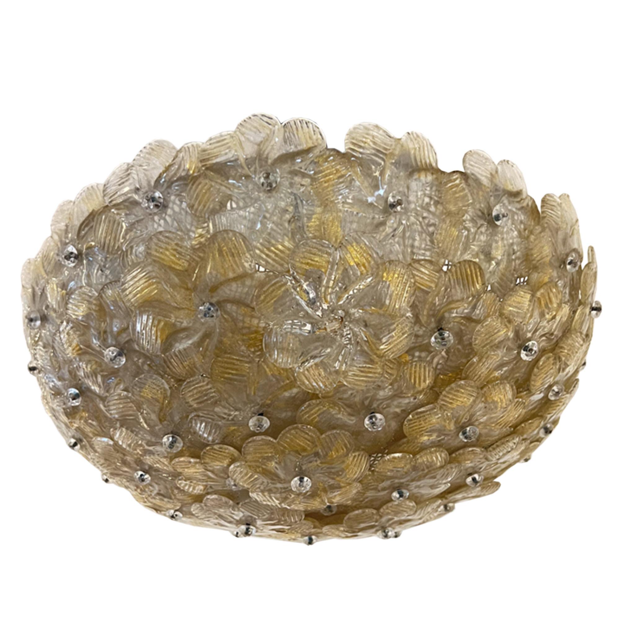 Ce magnifique luminaire italien des années 1970 est composé de fleurs en verre de Murano tessellées sur une armature métallique. 

Les fleurs fabriquées à la main ont une jolie couleur légèrement dorée - attrayante lorsqu'elles sont éclairées et à