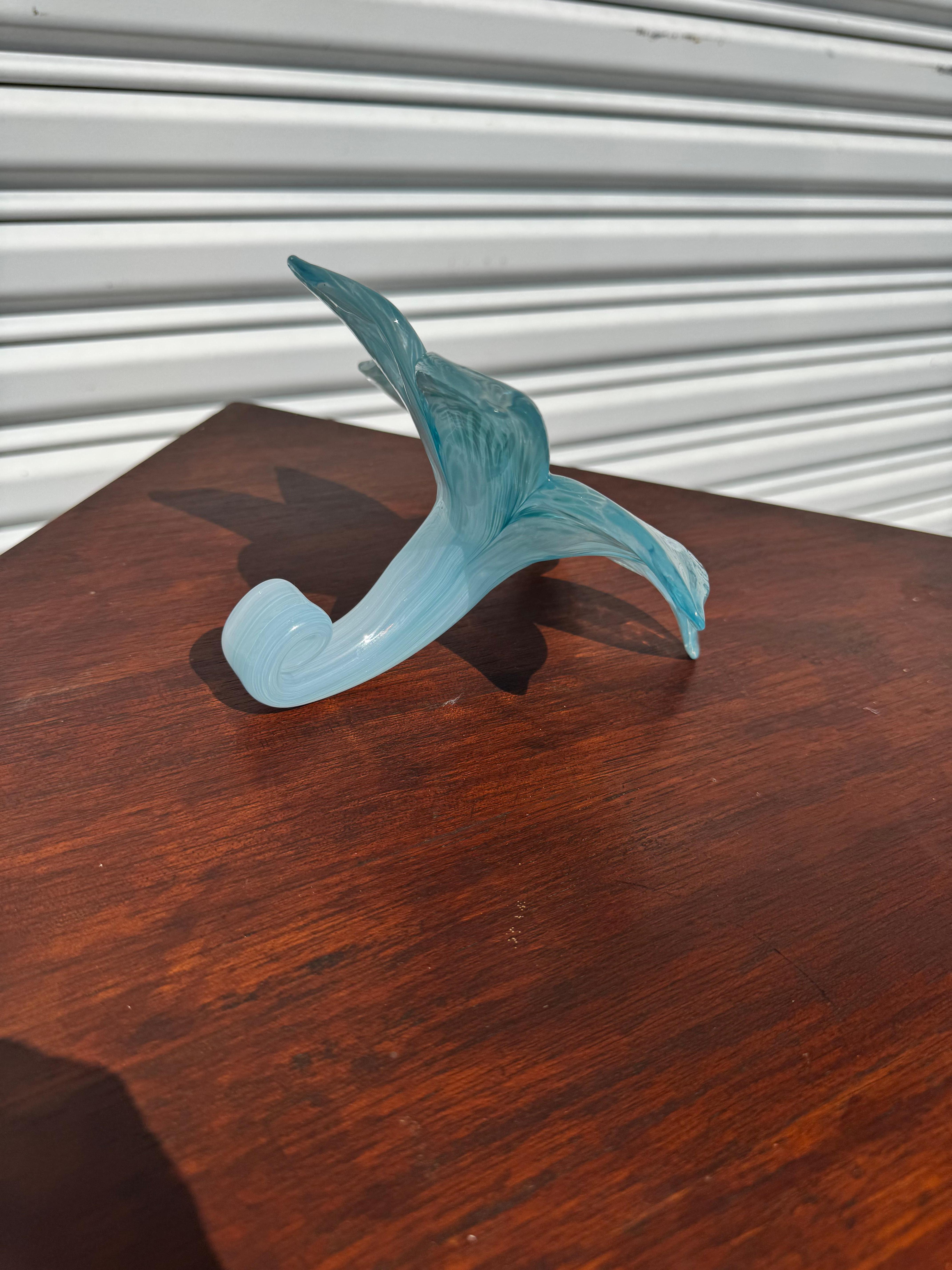 Questo fiore è soffiato a mano.
È stato realizzato a Murano, in Italia. 
È di colore blu polvere con 5 petali.
È un ottimo regalo.