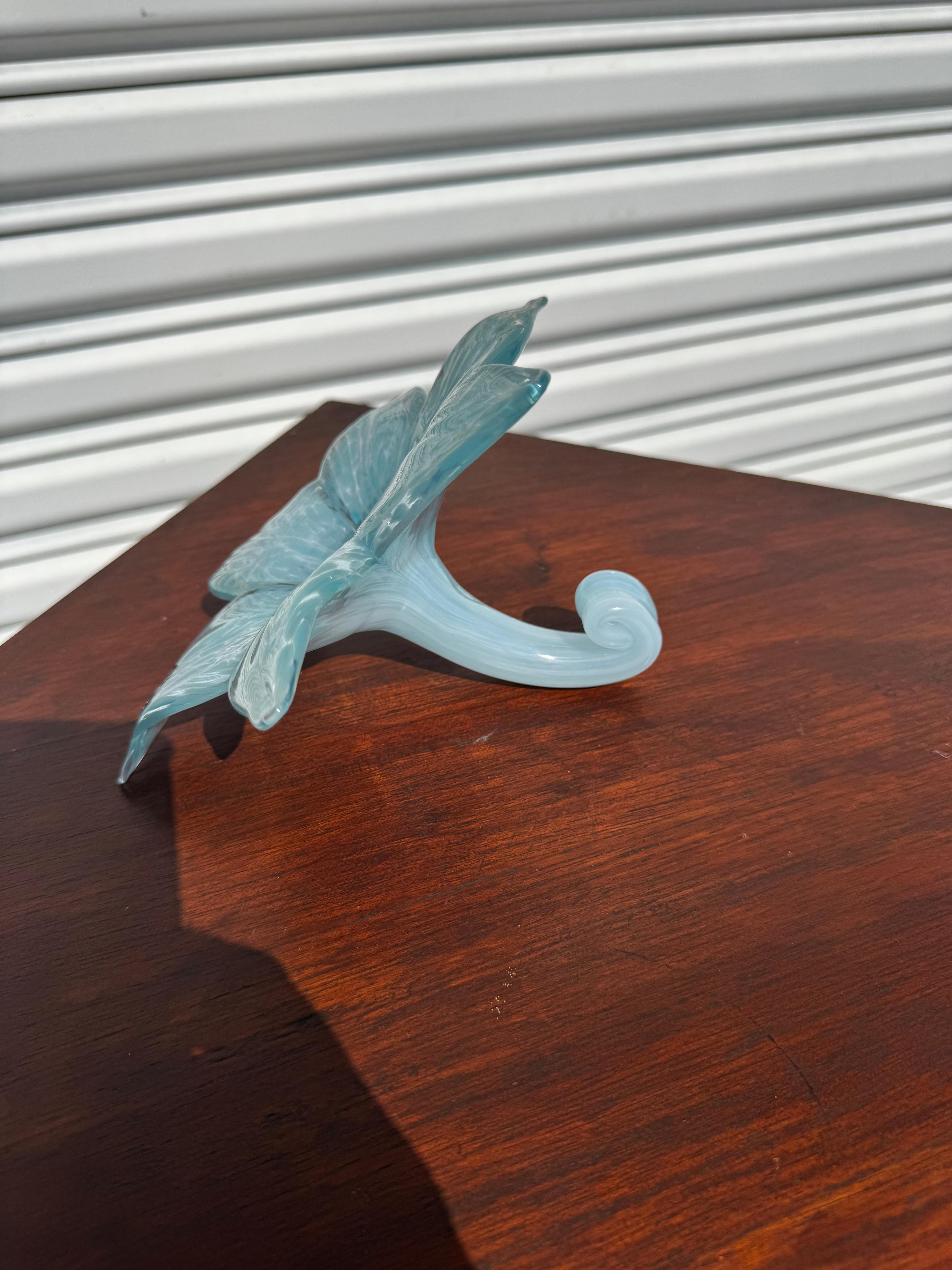 Postmoderno Fiore soffiato a mano blu polvere di Murano in vendita