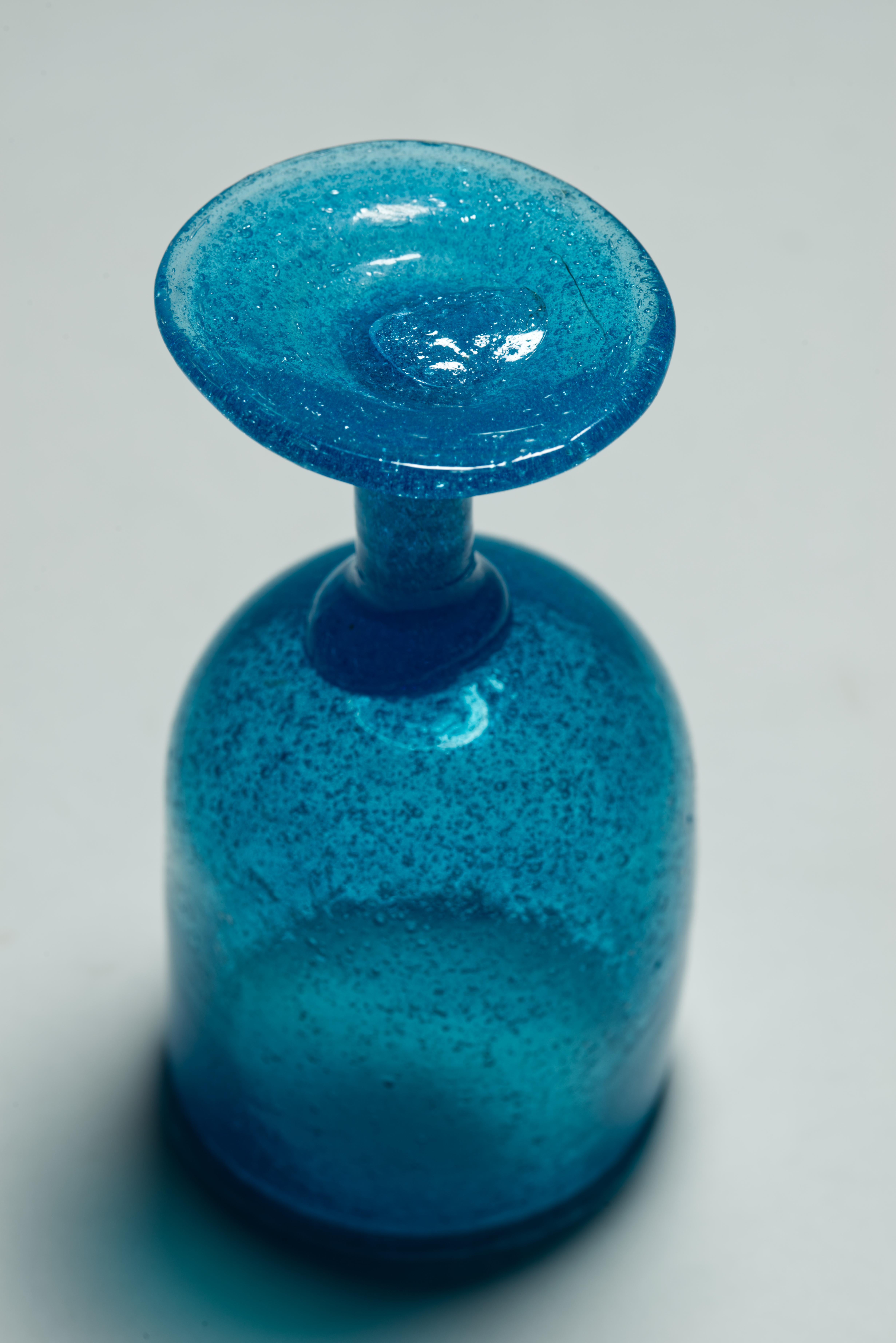 Murano Pulegoso Blue Art Glass Decanter and 6 Footed Glasses For Sale 4