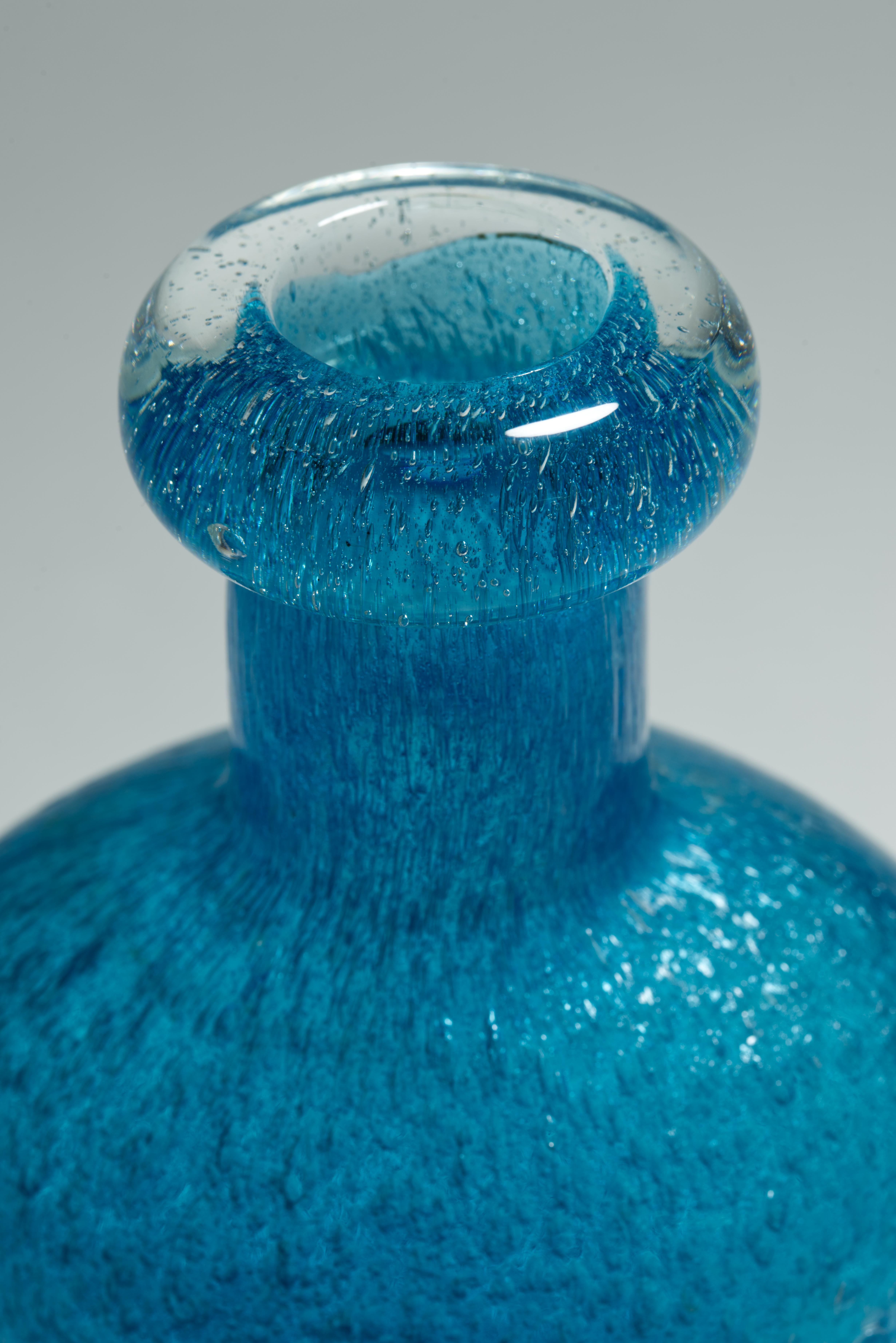 Murano Pulegoso Blue Art Glass Decanter and 6 Footed Glasses In Good Condition For Sale In Clifton Springs, NY
