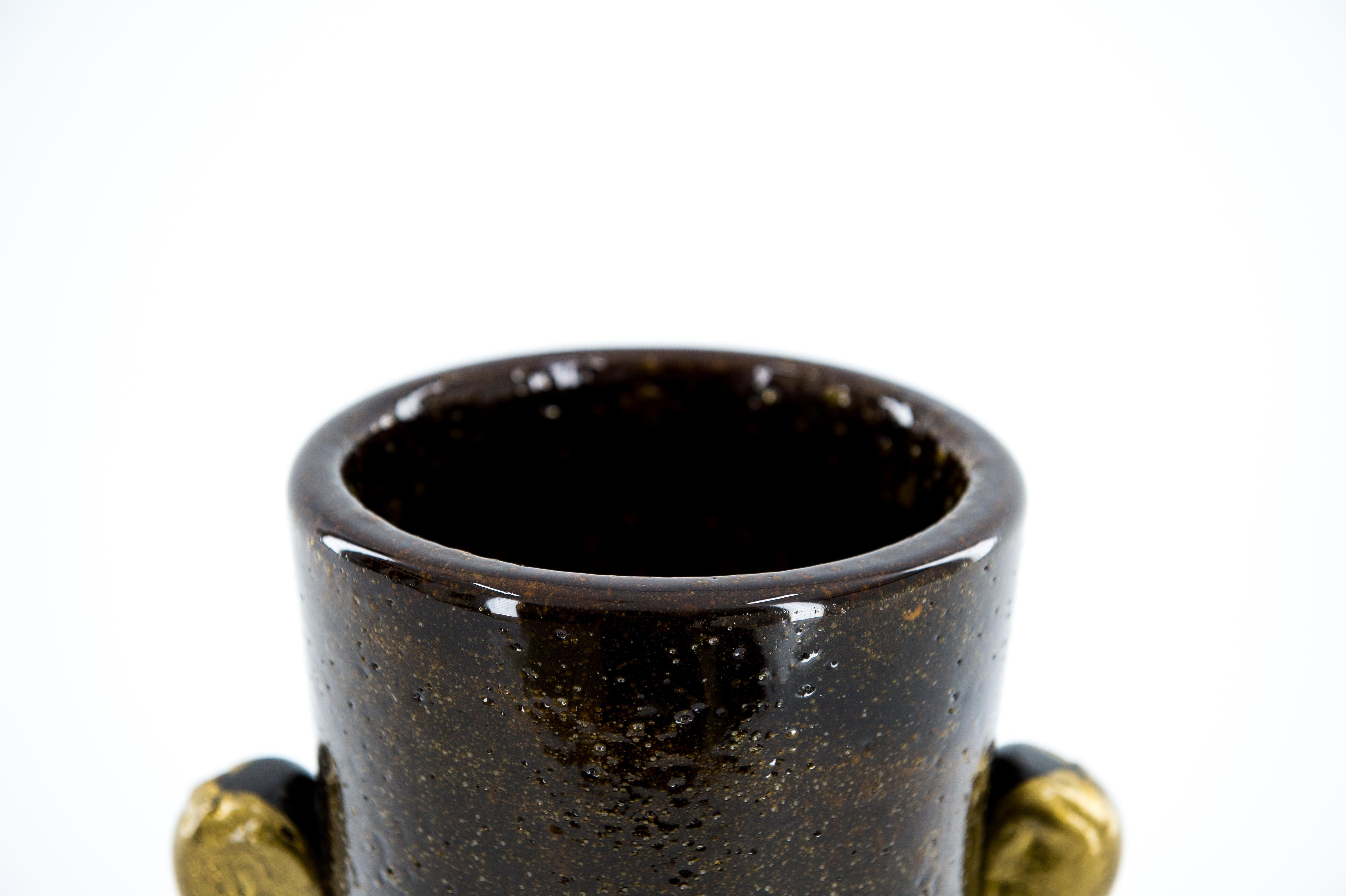 Raro vaso Pulegoso di Murano dalla tonalità intensa e dagli accenti dorati, artigianato italiano, circa anni '80  Scopri un tocco di enigmatica eleganza con questo eccezionale vaso italiano in vetro di Murano. 

Realizzato a mano con l'apprezzata
