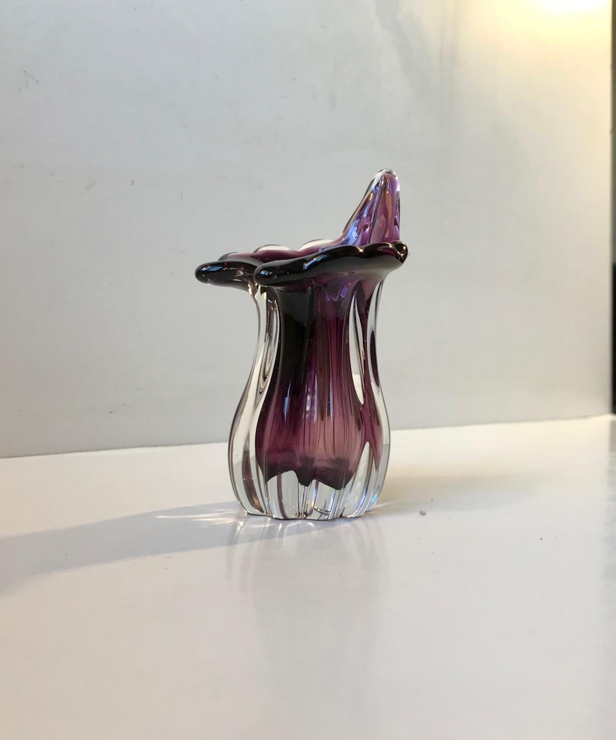Small biomorphically shaped Pulpit vase in cased amethyst and clear hand blown glass. Designed and manufactured at Seguso in Murano Italy during the 1950s or 60s. Height: 12.5/8.5 cm.