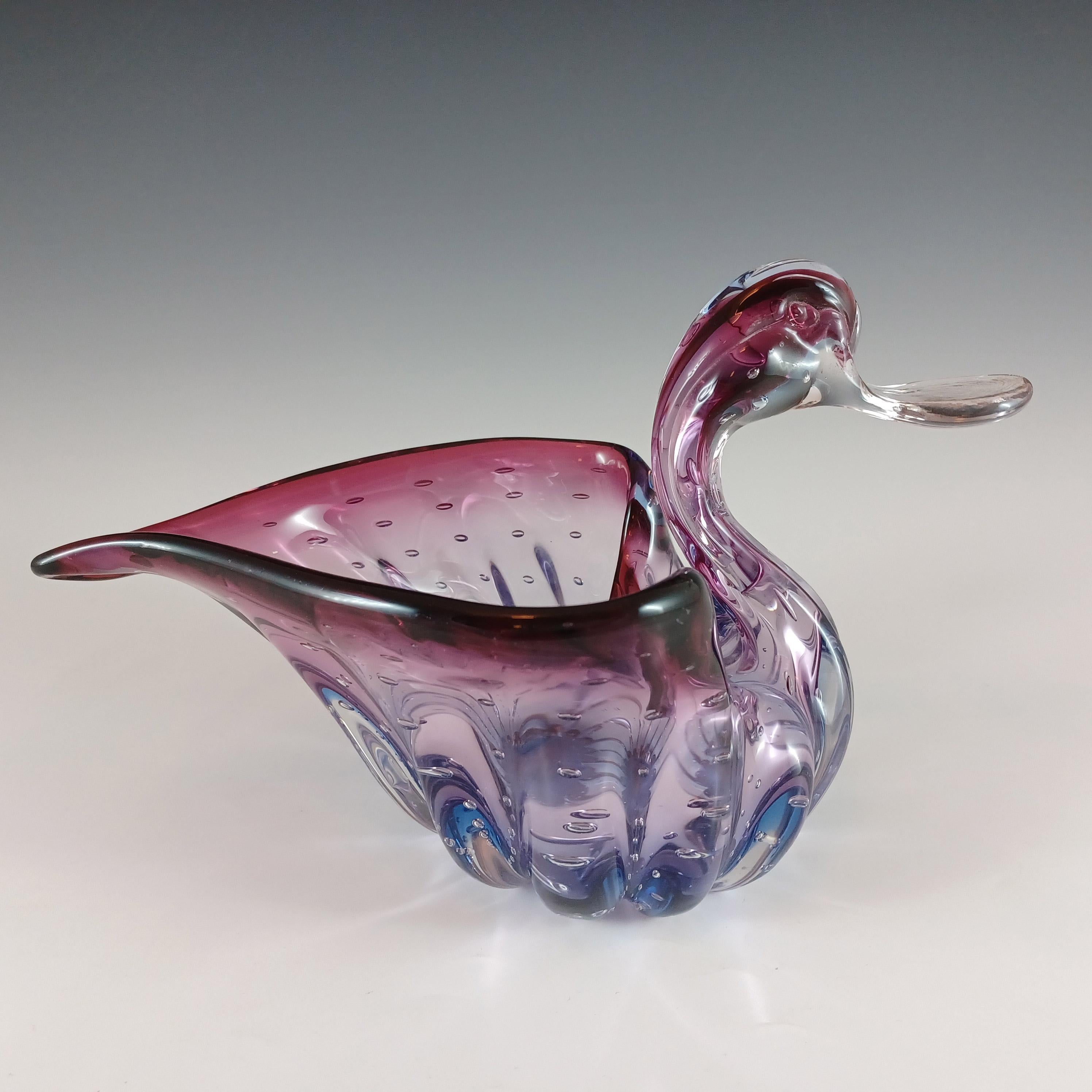 Voici un magnifique bol sculptural en verre vénitien des années 1950/60 en forme de canard, fabriqué sur l'île de Murano, près de Venise, en Italie. Dans une combinaison stupéfiante de verre violet enveloppé de verre bleu, lui-même enveloppé de