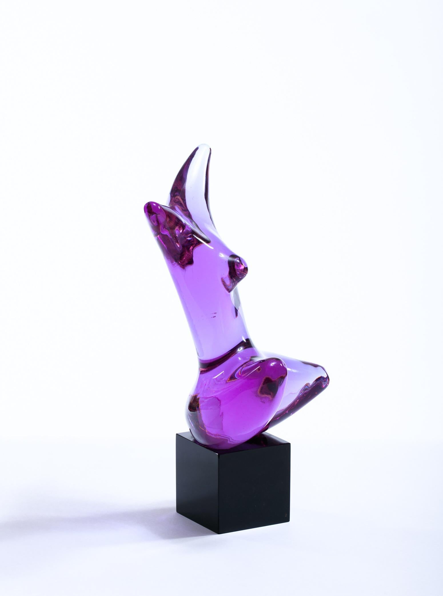 Figure abstraite nue en verre de Murano d'un violet profond sur une base en verre noir. Une belle sculpture de table en verre. Dans le style d'Ermanno Nason pour Cenedese. Vous voulez voir d'autres belles choses ? Faites défiler la liste ci-dessous