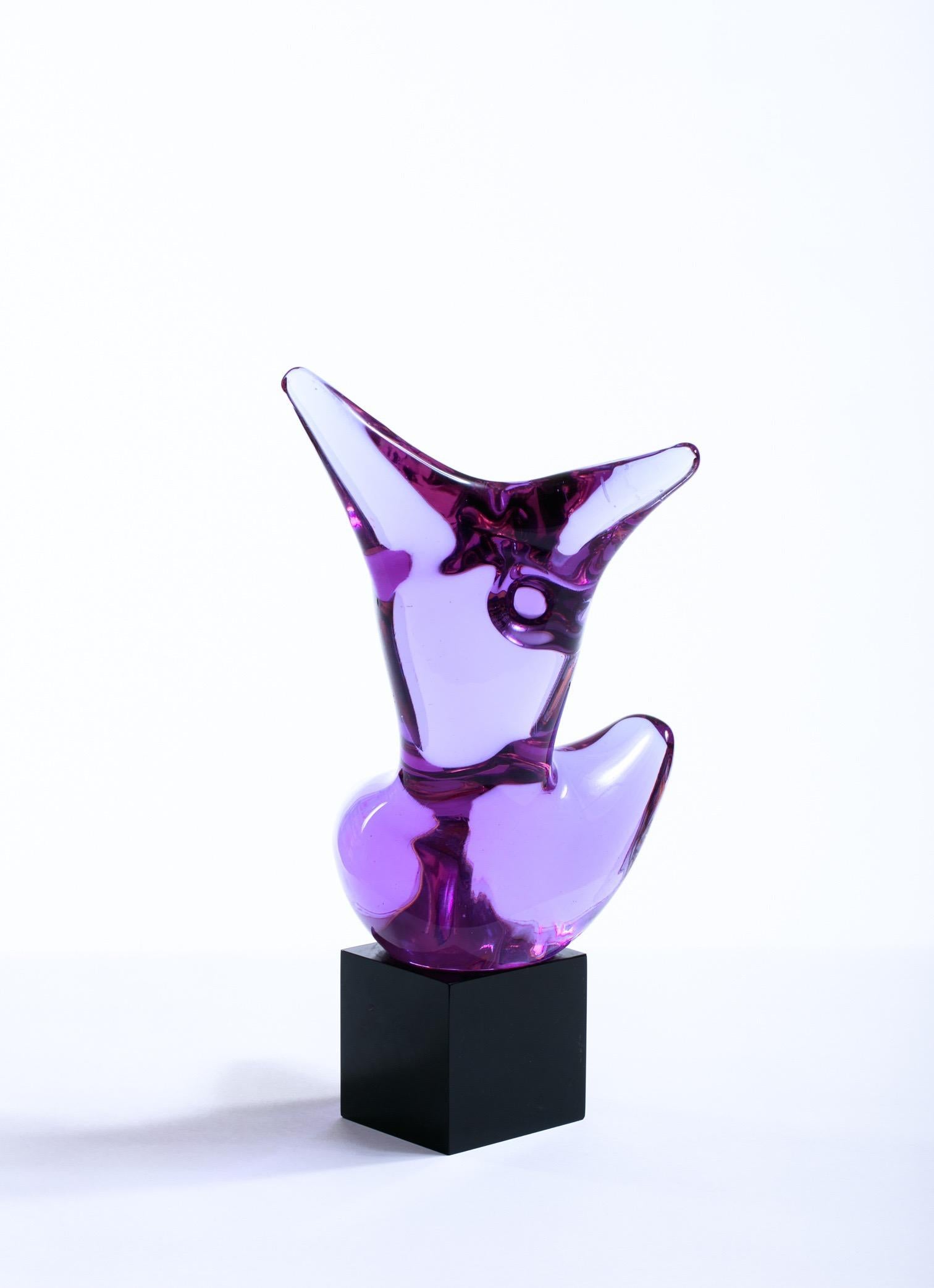 Mid-Century Modern Sculpture de femme nue en verre de Murano violet, vers 1970 en vente
