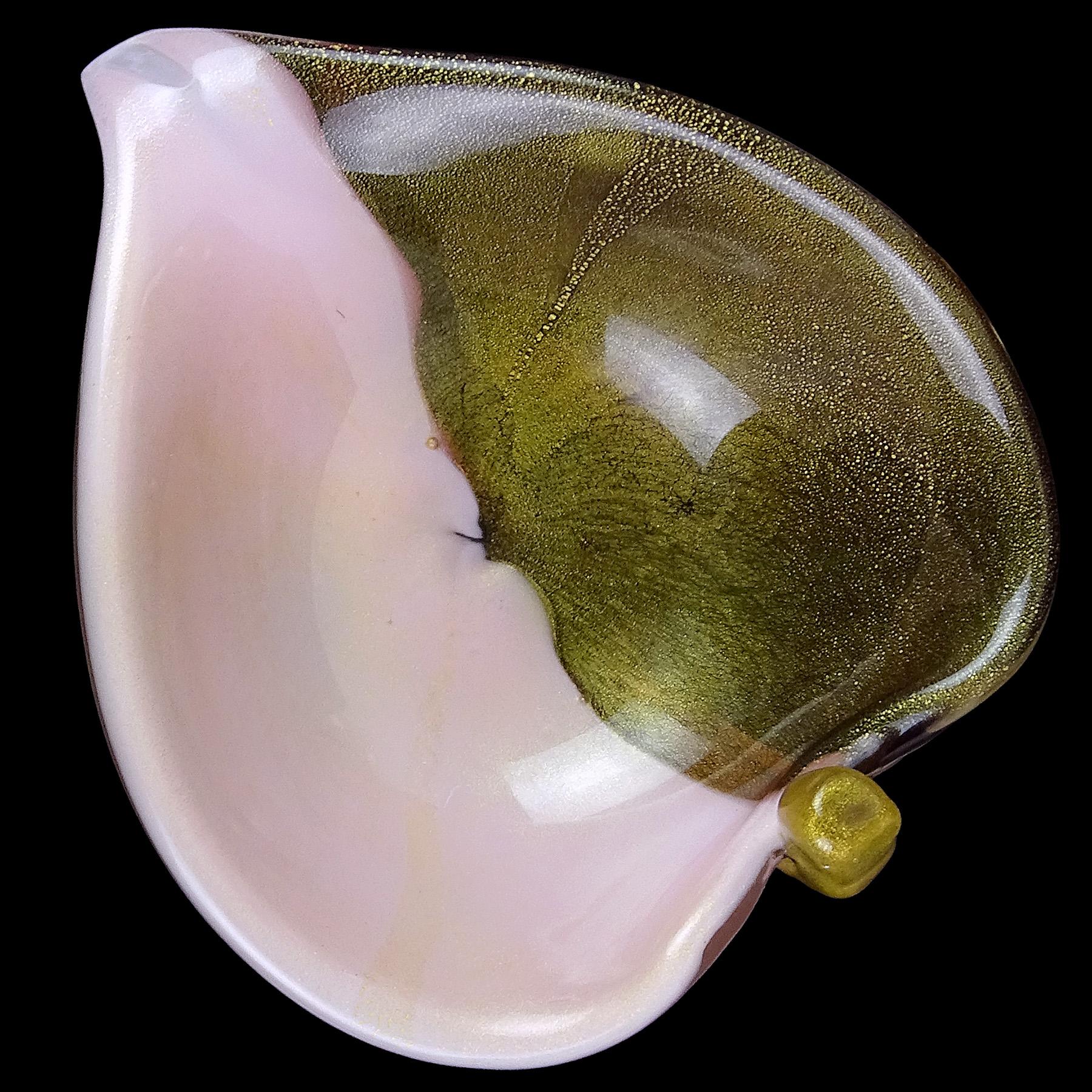 Precioso cuenco vintage de cristal artístico italiano de Murano soplado a mano, bicolor con motas doradas, de color púrpura amatista y rosa. Atribuido al diseñador Alfredo Barbini, hacia 1950-1960. Está hecho con la mitad de cristal transparente y