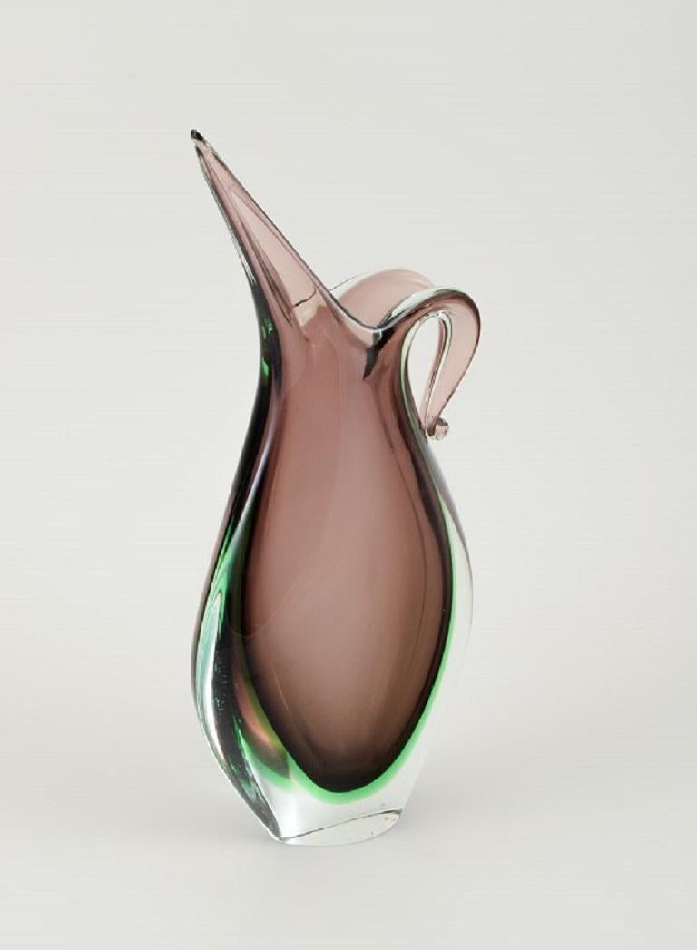 Vase Murano lila/grün/klar aus mundgeblasenem Kunstglas.
Italienisches Design/One, 1960er Jahre.
Abmessungen: H 30,0 cm. x T 14,0 cm.
In gutem und einwandfreiem Zustand.