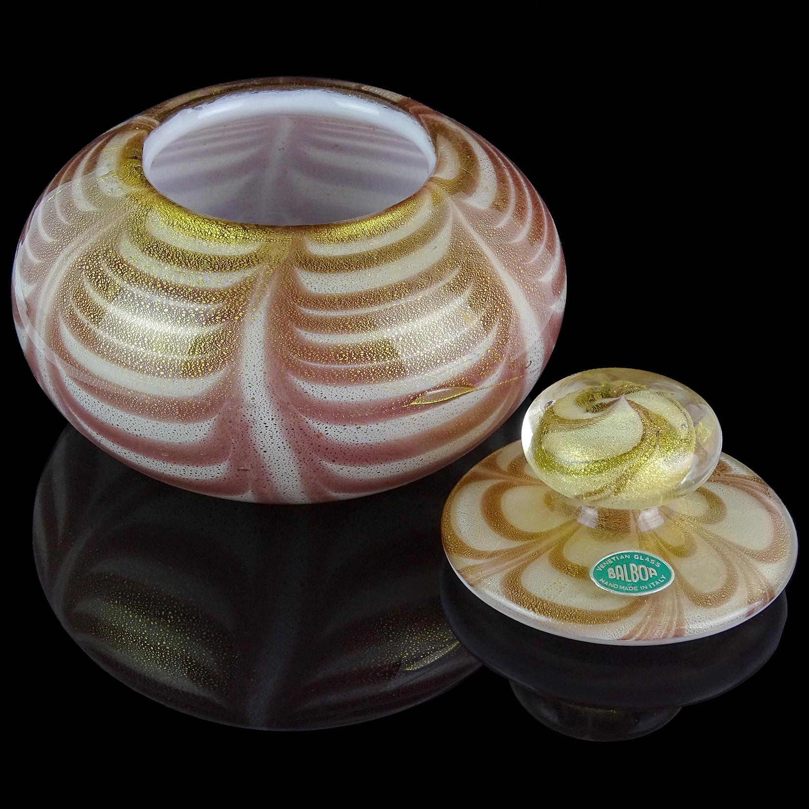 Preciosa y rara polvera vintage de cristal artístico italiano de Murano soplado a mano, con motas doradas y diseño de plumas tiradas de color morado. Atribuido a la empresa Barovier e Toso, en un diseño 