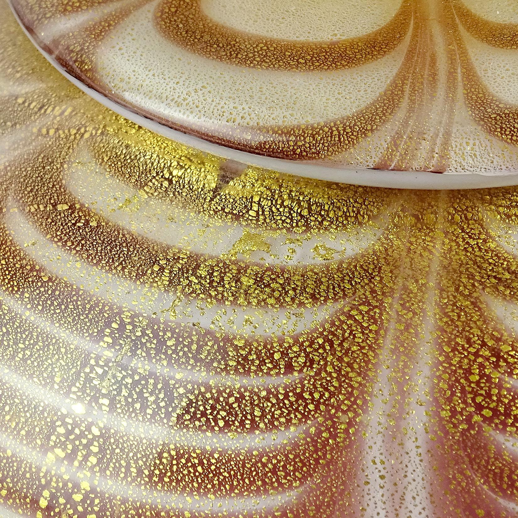 Waschtisch-Puderkasten aus italienischem Murano-Kunstglas mit lila Federgriffen und Goldflecken (Italienisch) im Angebot