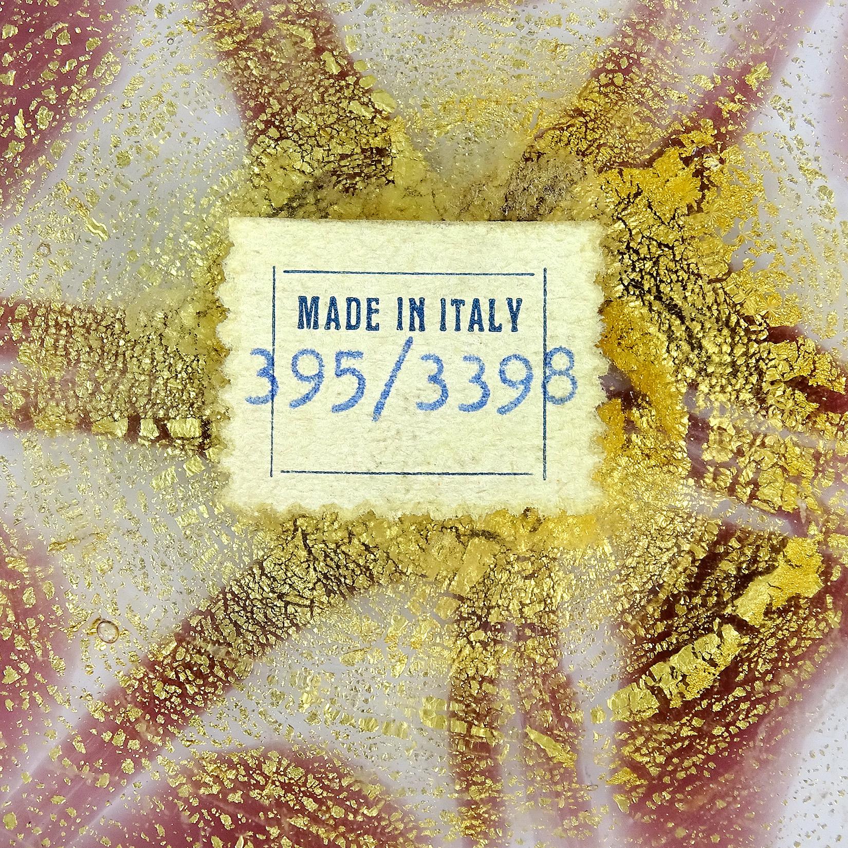 Waschtisch-Puderkasten aus italienischem Murano-Kunstglas mit lila Federgriffen und Goldflecken im Zustand „Gut“ im Angebot in Kissimmee, FL