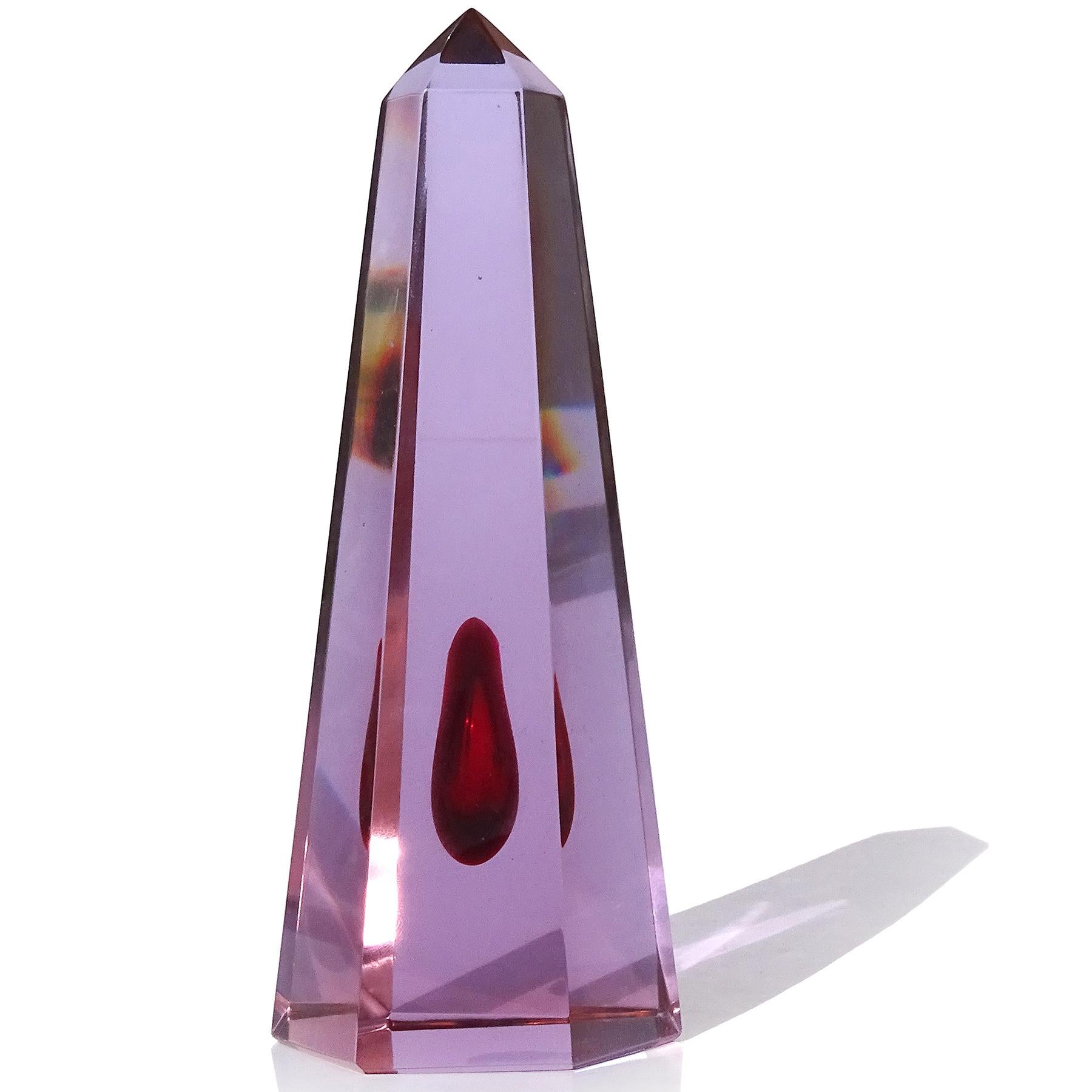 Beautiful vintage Murano hand blown Sommerso amethyst purple with red core Italian art glass obelisk paperweight sculpture. Created for the Fornasa De Murano A L'Insegna Del Moreto company, and attributed to designer Galliano Ferro. There is a