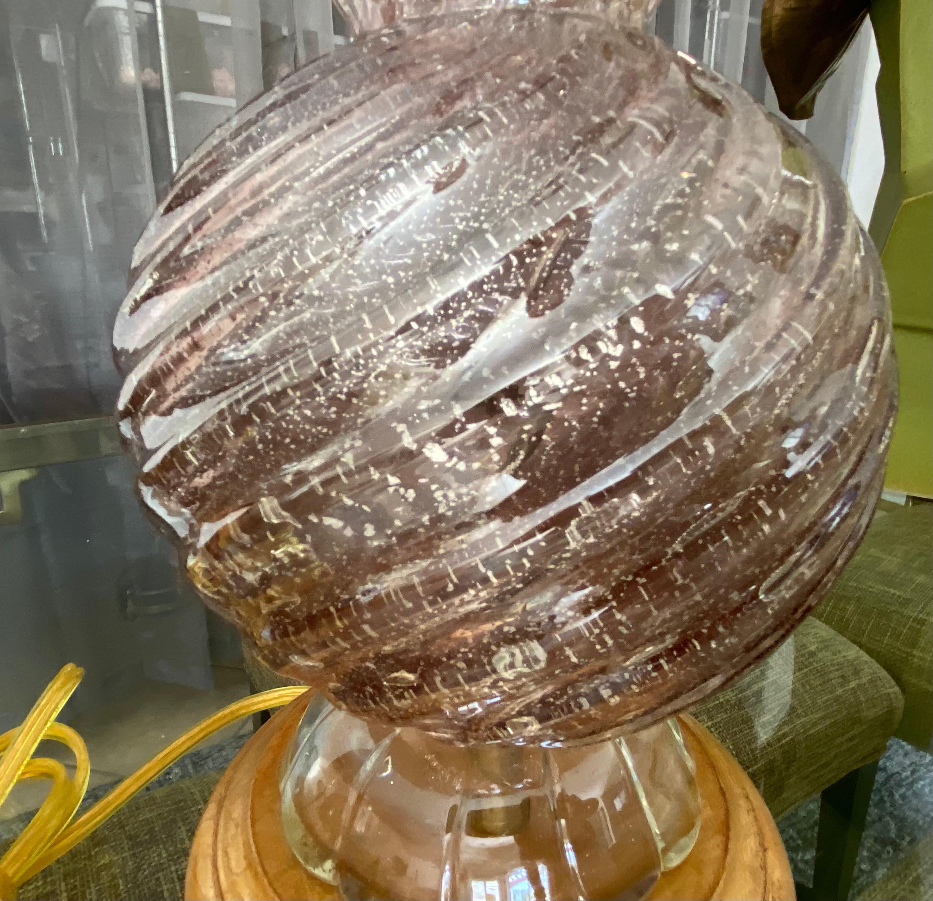 Lampe de bureau en verre de Murano torsadé violet avec inclusions d'argent en vente 5