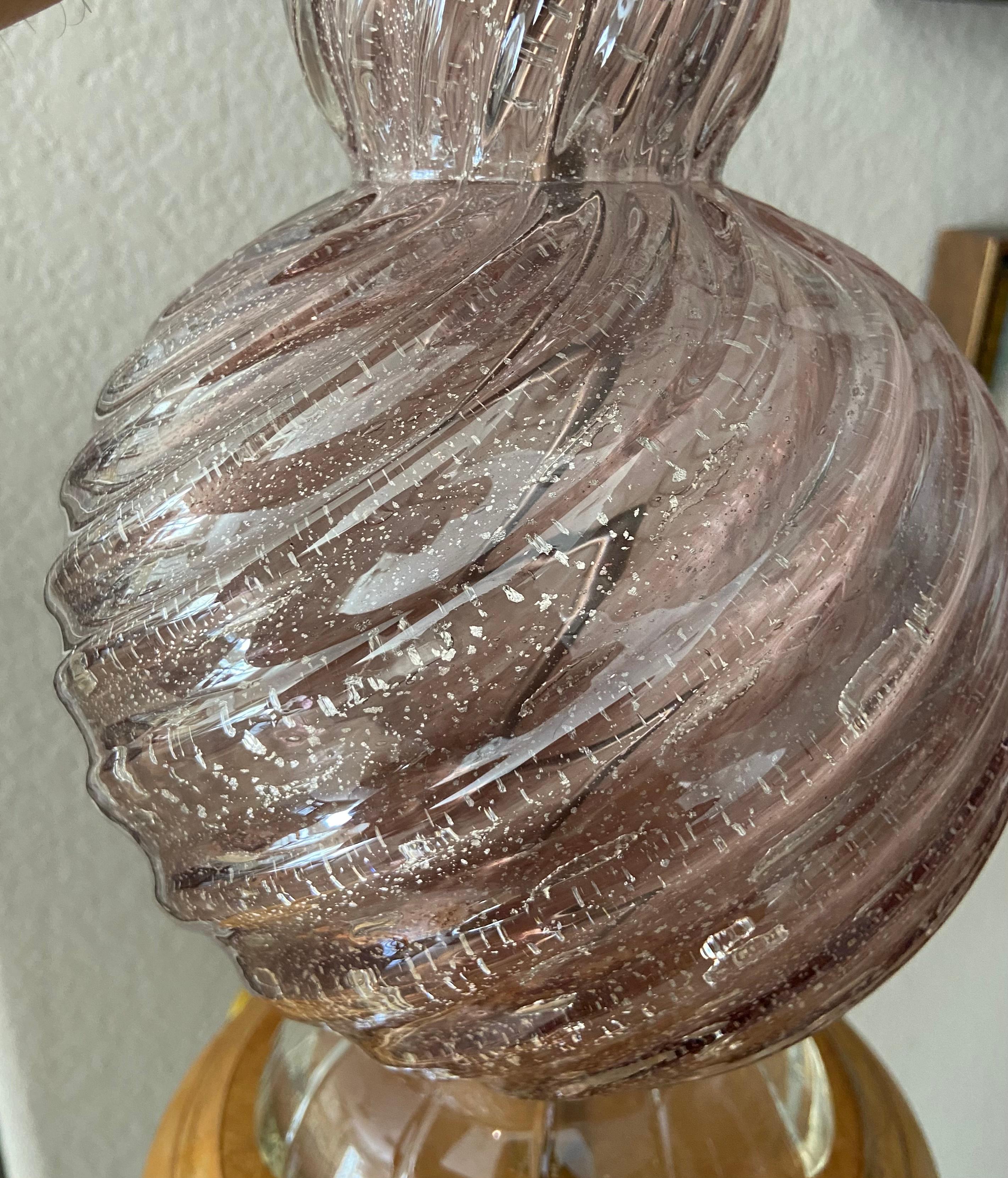 Lampe de bureau en verre de Murano torsadé violet avec inclusions d'argent en vente 7