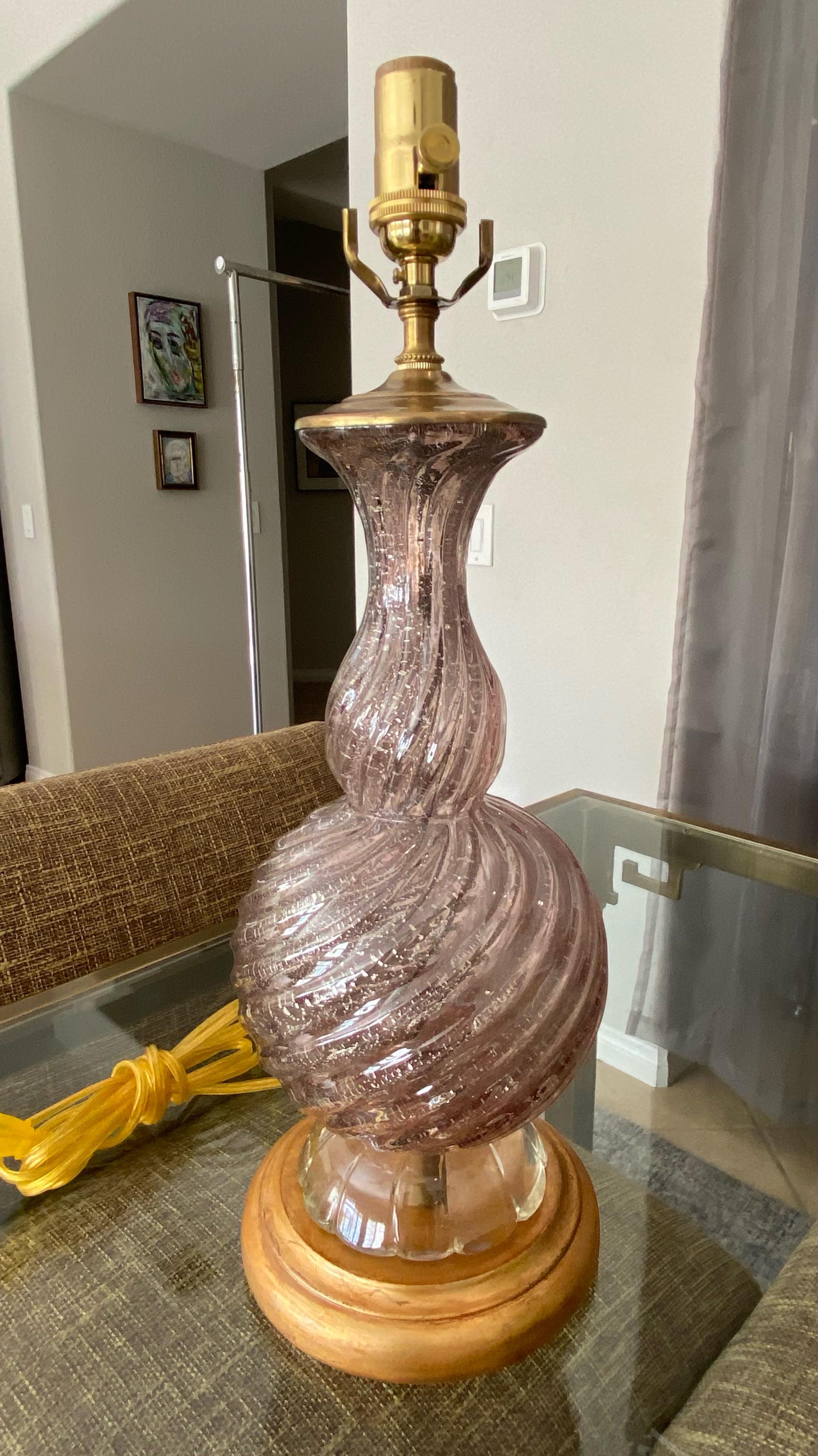 Lampe de bureau en verre de Murano torsadé violet avec inclusions d'argent en vente 10