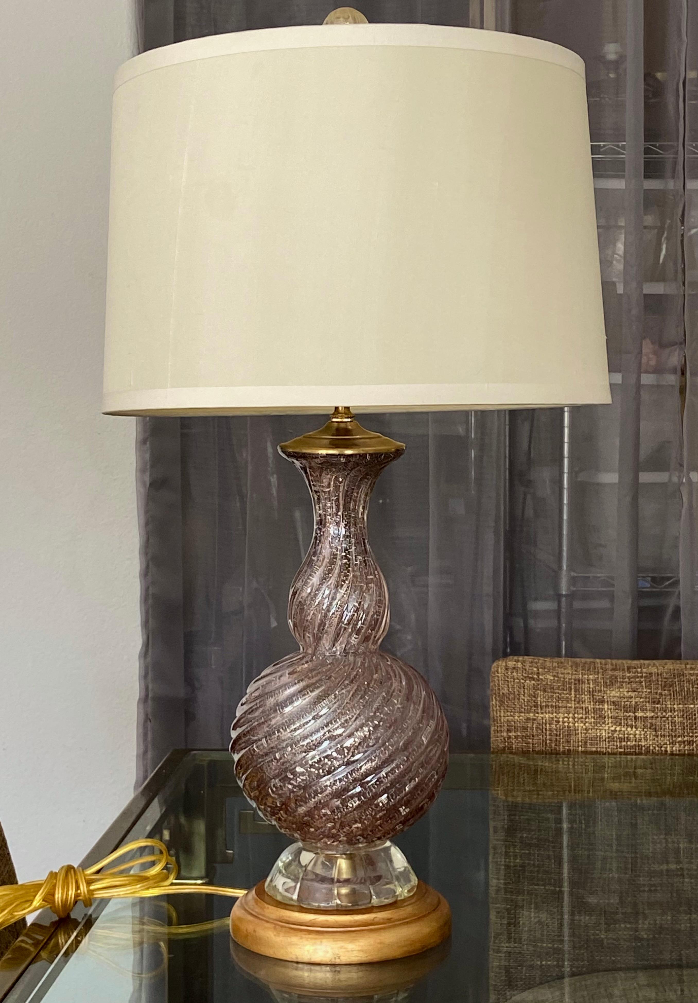 Lampe de table en verre torsadé de Murano soufflé à la main, de couleur violette, avec des mica argentés partout, sur une base en bois doré personnalisée. Recâblé avec une nouvelle prise à trois voies en laiton et un cordon. Cette belle lampe