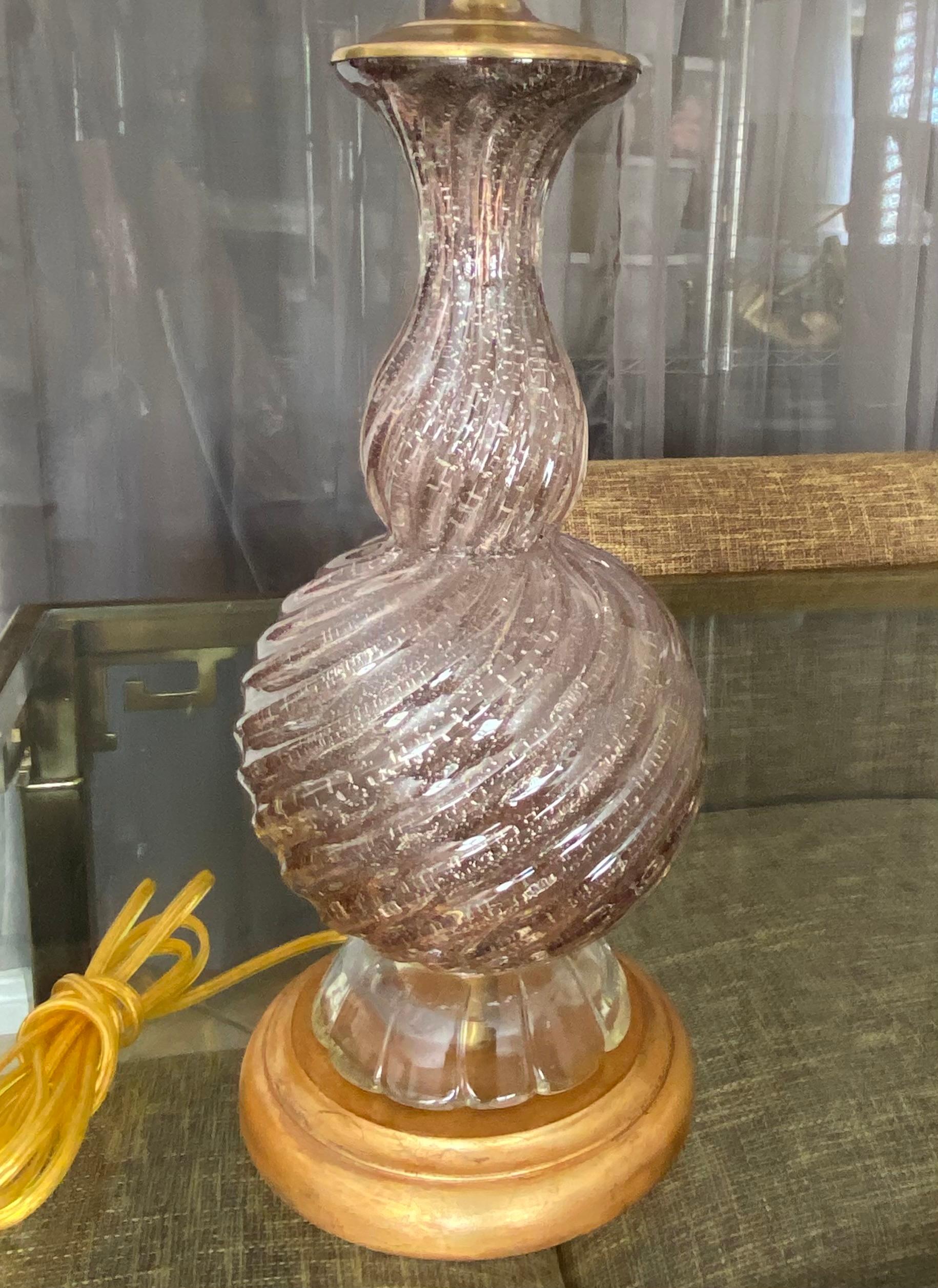 Verre brun Lampe de bureau en verre de Murano torsadé violet avec inclusions d'argent en vente