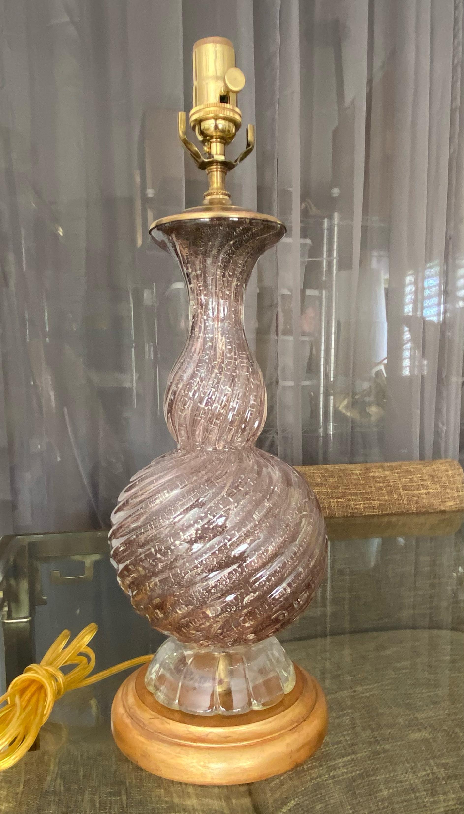 Lampe de bureau en verre de Murano torsadé violet avec inclusions d'argent en vente 1