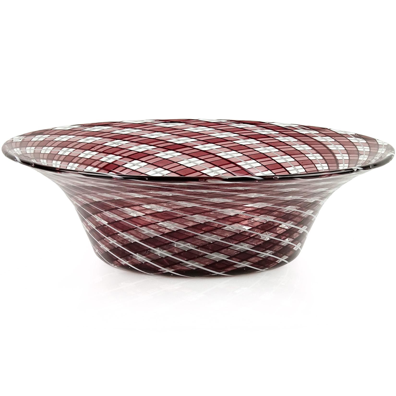 Beautiful vintage Murano hand blown purple and white interlaced “Roticello” ribbons Italian art glass bowl. Unusual and entrancing optic swirl pattern. In the manner of the Seguso Vetri d’Arte and Aureliano Toso companies. Similar ones published in