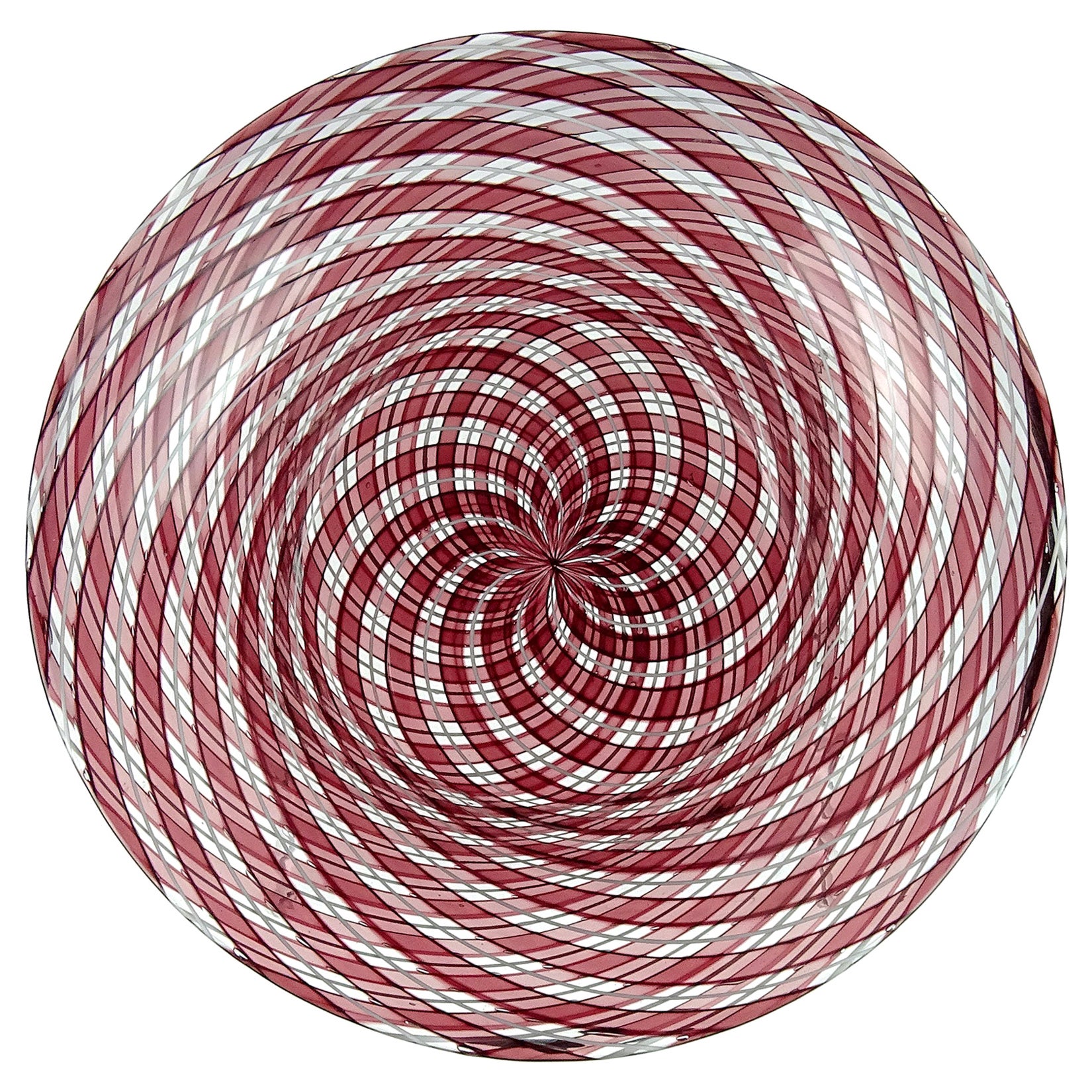 Ciotola da centro in vetro artistico italiano di Murano viola bianco ottico a vortice con nastri Roticello in vendita