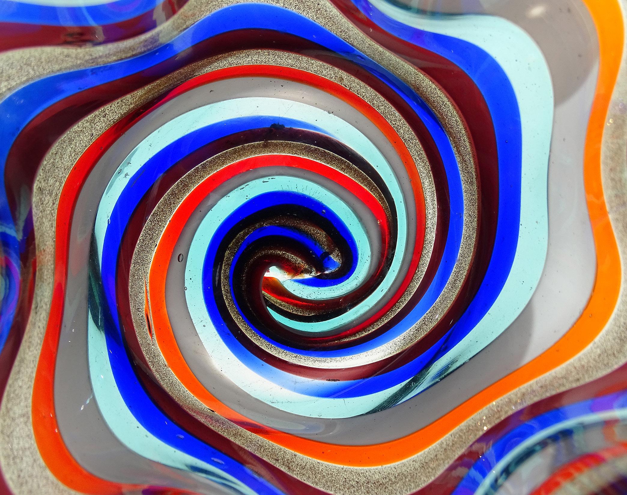 Murano Regenbogen Aventurin Flecken Wirbel Bänder Italienische Kunst Glas Fazzoletto Vase (Moderne der Mitte des Jahrhunderts) im Angebot