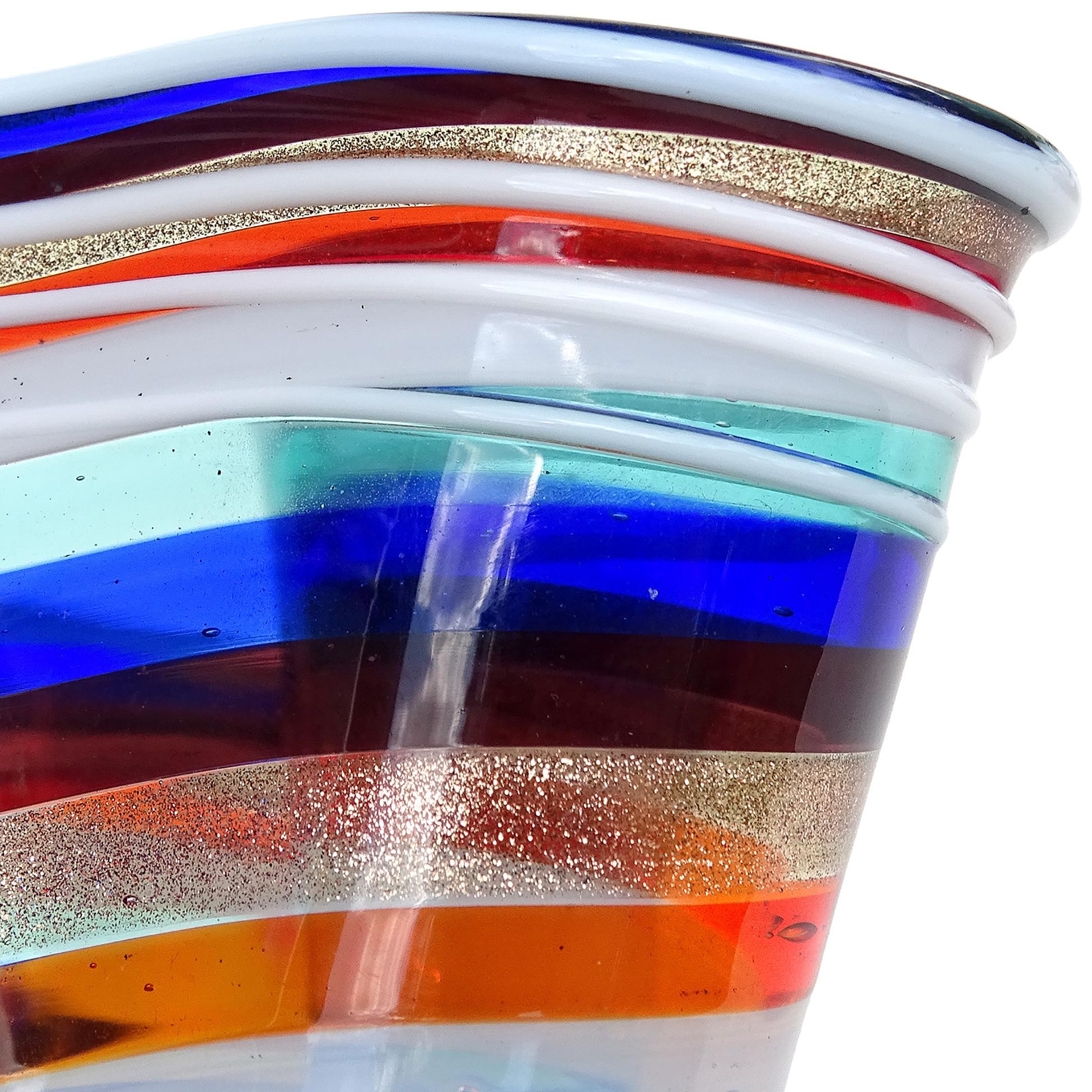 XX secolo Vaso Fazzoletto in vetro artistico italiano di Murano con fiocchi di avventurina arcobaleno e nastri a spirale in vendita