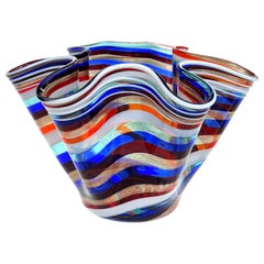 Vaso Fazzoletto in vetro artistico italiano di Murano con fiocchi di avventurina arcobaleno e nastri a spirale