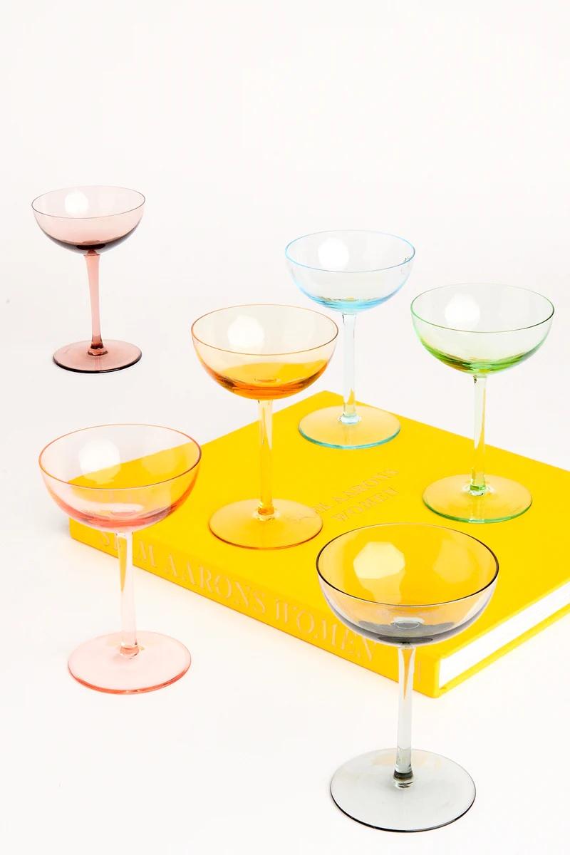 Ensemble de six petits verres à cocktail de Murano dans les tons arc-en-ciel de bleu ciel, gris pâle, rose, ambre, aubergine pâle et vert. 

Période : années 2000

Condit : Comme Nouveau

Dimensions : 6