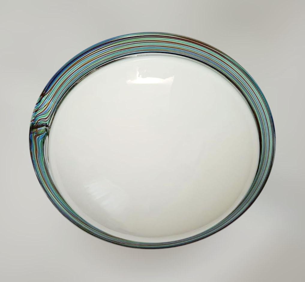 Vintage italienische Unterputz- oder Wandleuchte mit einem einzelnen milchig-weißen Murano-Glasschirm, der von einem grünen, mundgeblasenen Rahmen mit regenbogenfarbenen Streifen umgeben ist / Hergestellt in Italien im Stil von Venini, ca. 1960er