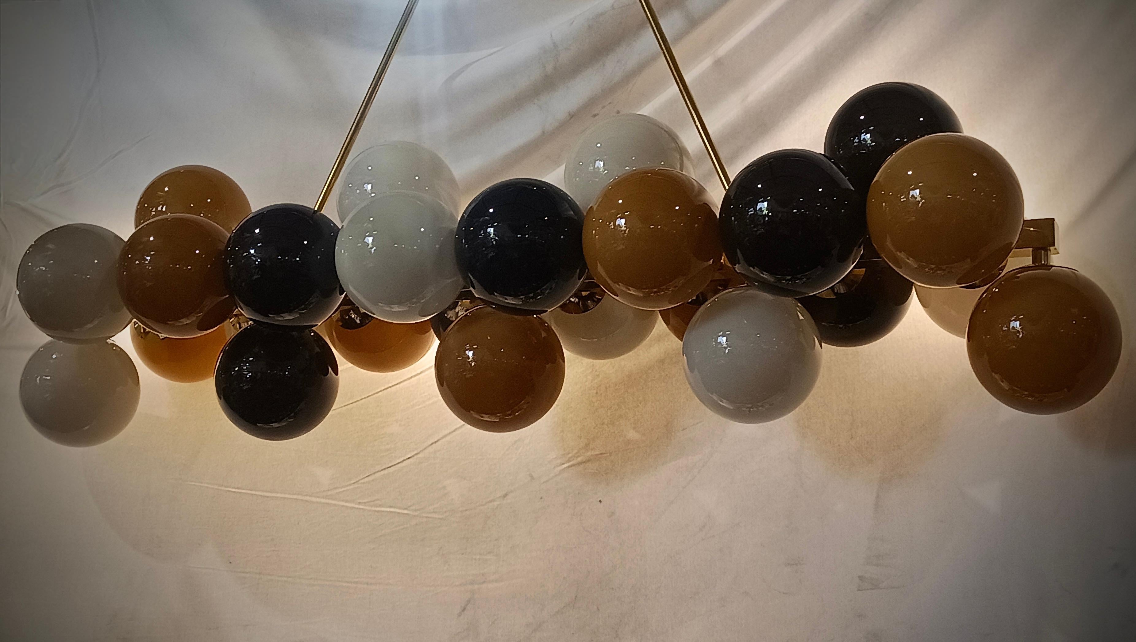 Mid-Century moderno Lampadario e pendente rettangolare di Murano in vetro artistico nero oro e ottone, 2020 in vendita