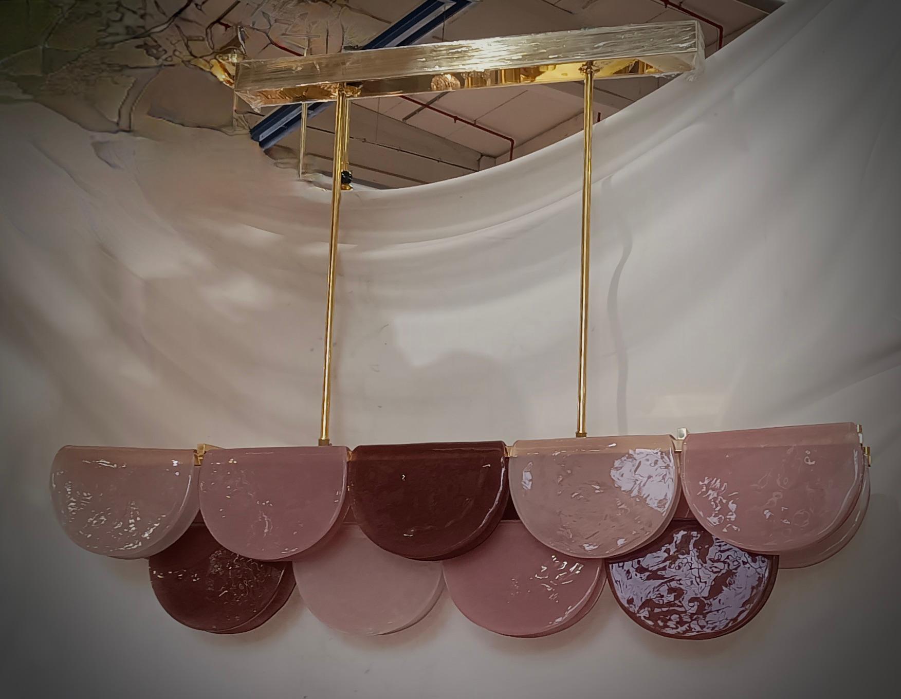 Lustre Murano au design allongé avec une structure en laiton et un verre unique aux tons roses.

Le tout en verre de Murano avec une structure en laiton. Les verres sont traités selon un procédé spécial qui leur confère une surface vivante. Comme