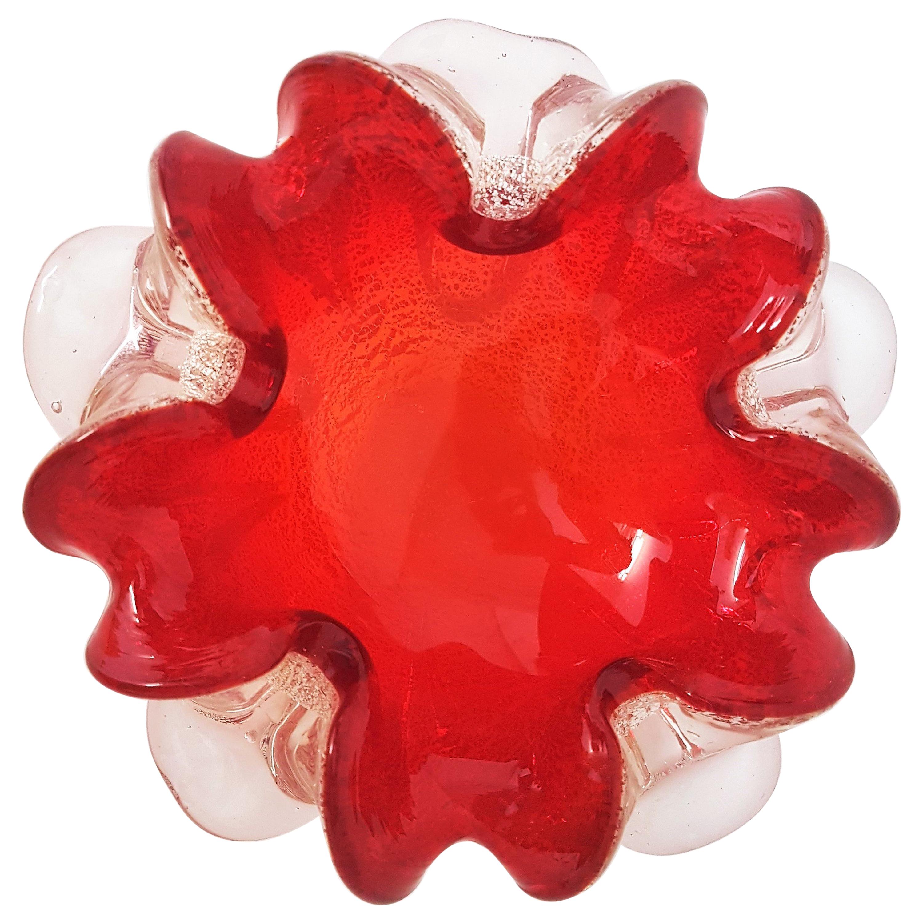 Cuenco / Cenicero de Murano en vidrio artístico con motas rojas y plateadas Moderno de mediados de siglo en venta