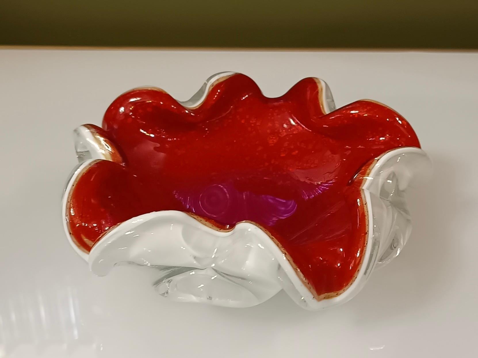 Ashtray made of a particular submerged glass, with a wonderful double color of red and white. Refinement and class as in the Murano style, one-of-a-kind pieces that always remain precious.

The ashtray is made of Murano glass, square in shape, and