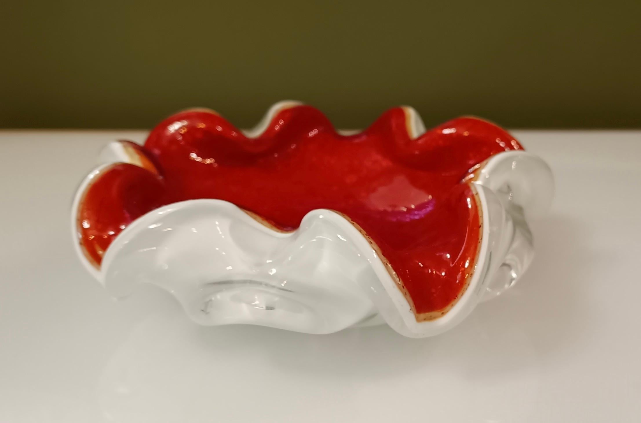 Cenicero de cristal rojo y blanco de Murano, 1980 en Bueno estado para la venta en Rome, IT