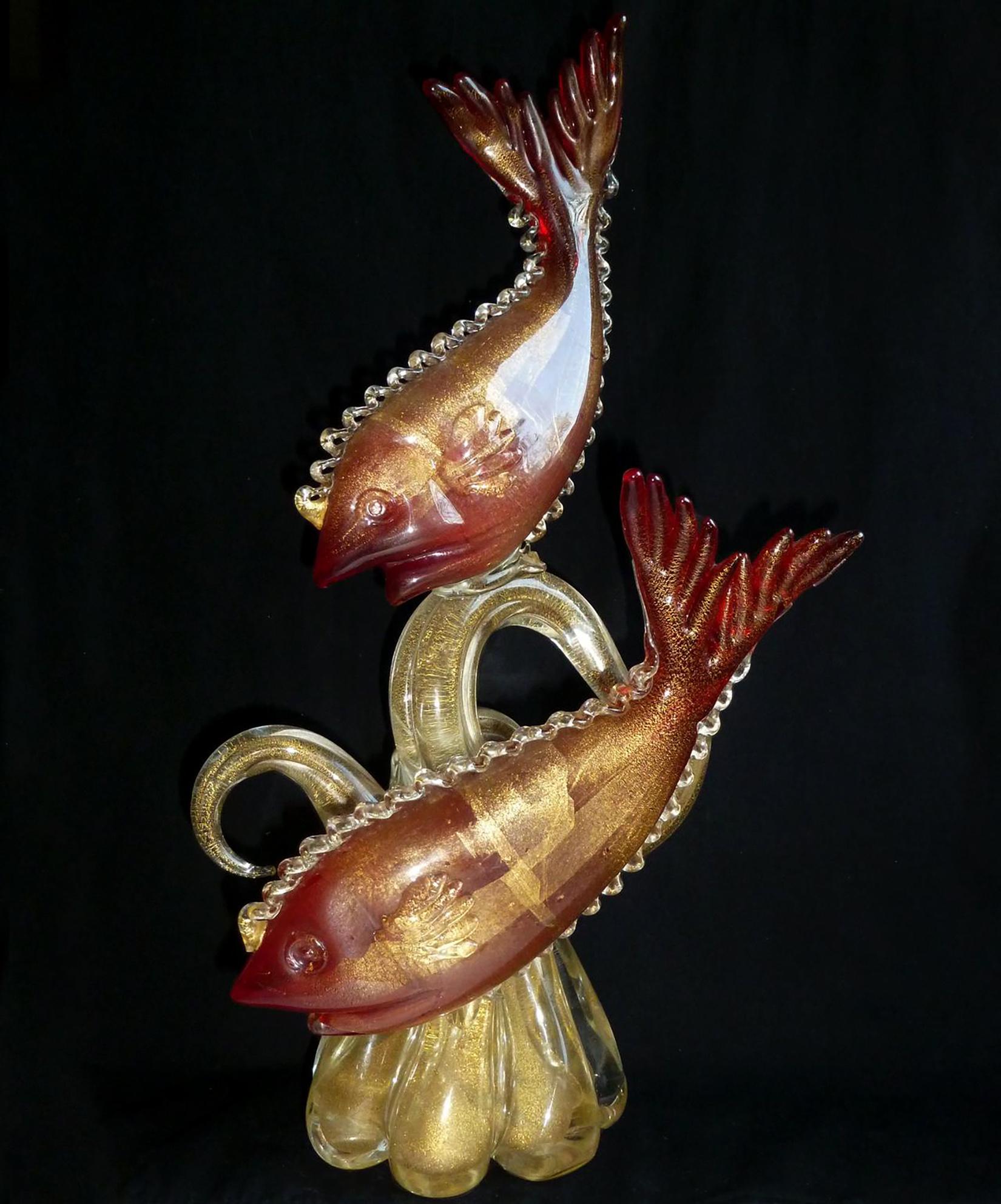Preciosa y monumental escultura vintage de Murano soplada a mano en forma de pez rojo rubí con motas doradas. Creado a la manera del diseñador Alfredo Barbini y la empresa Seguso Vetri d'Arte. Los peces grandes están sujetos a una gran estructura de