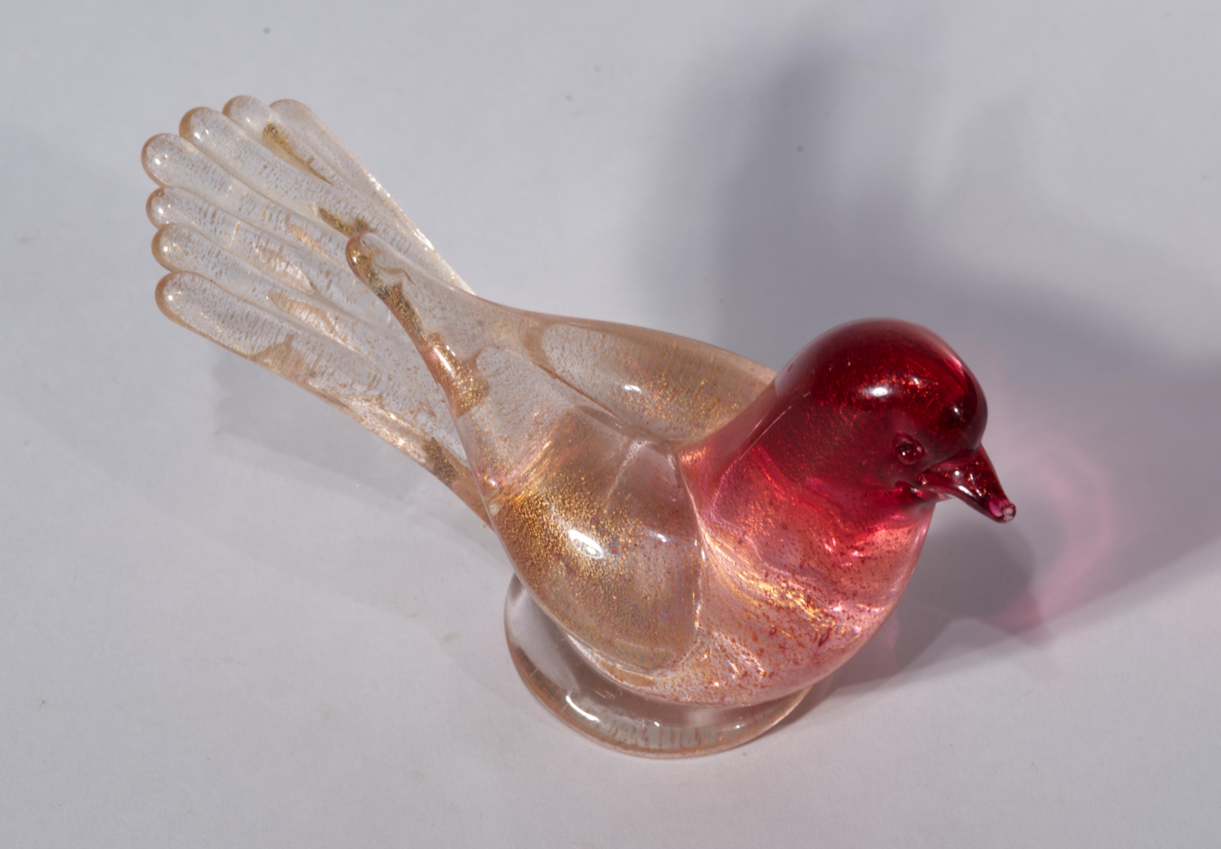Murano Red Gold Flecks Italian Art Glass Bird Sculpture attr Barbini Labeled In condizioni buone in vendita a Clifton Springs, NY