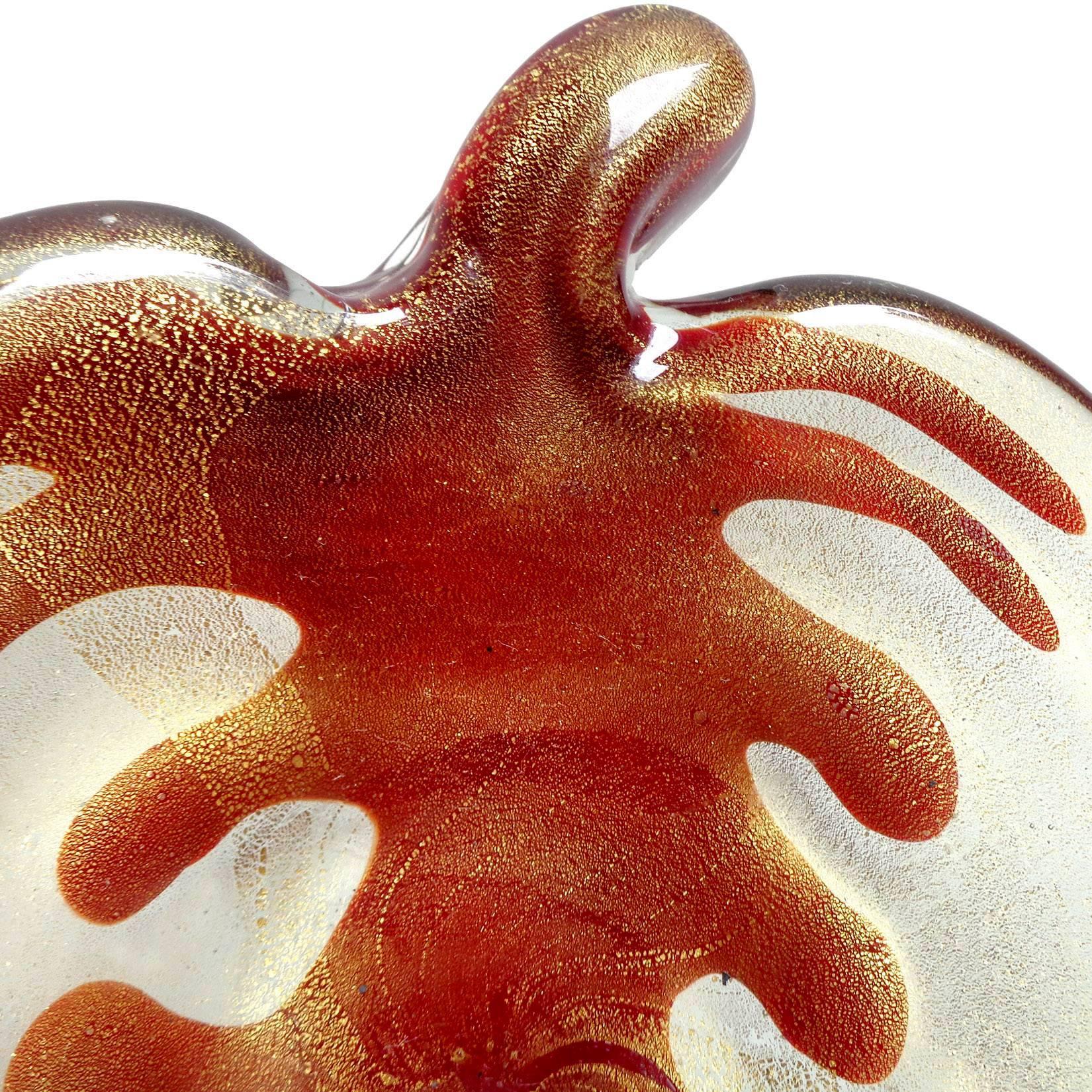 Italienische blattförmige Schale aus Muranoglas mit roten Herz- und Goldtupfen (Moderne der Mitte des Jahrhunderts) im Angebot
