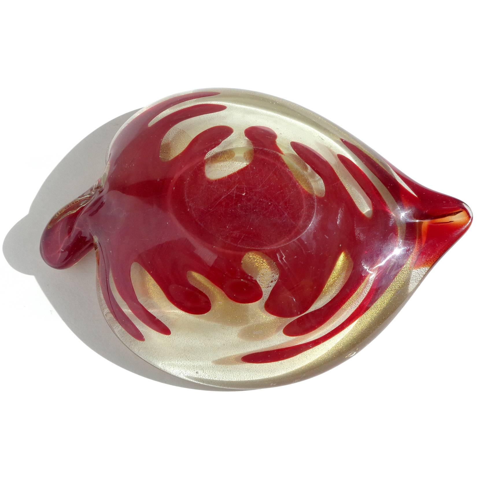 Fait main Bol en forme de feuille en verre d'art italien de Murano avec veinures rouges rappelant le cœur et mouchetures d'or en vente