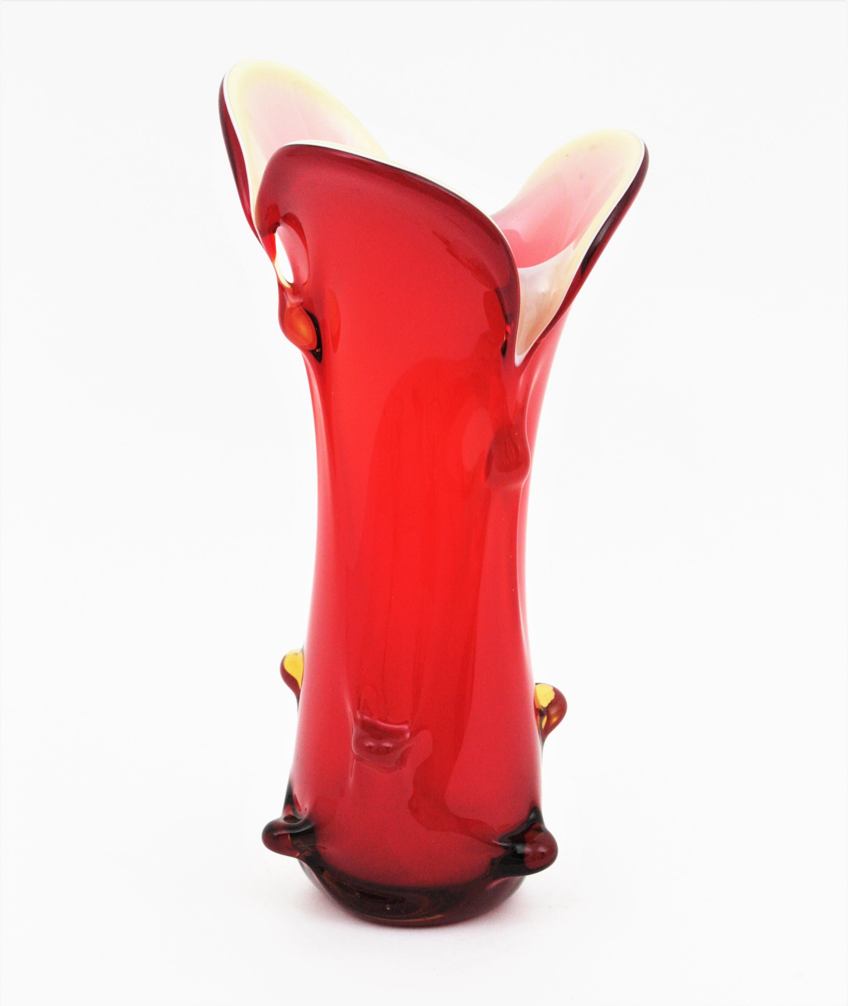 Murano Red Italian Art Glass Pulled Vase In Good Condition For Sale In Barcelona, ES