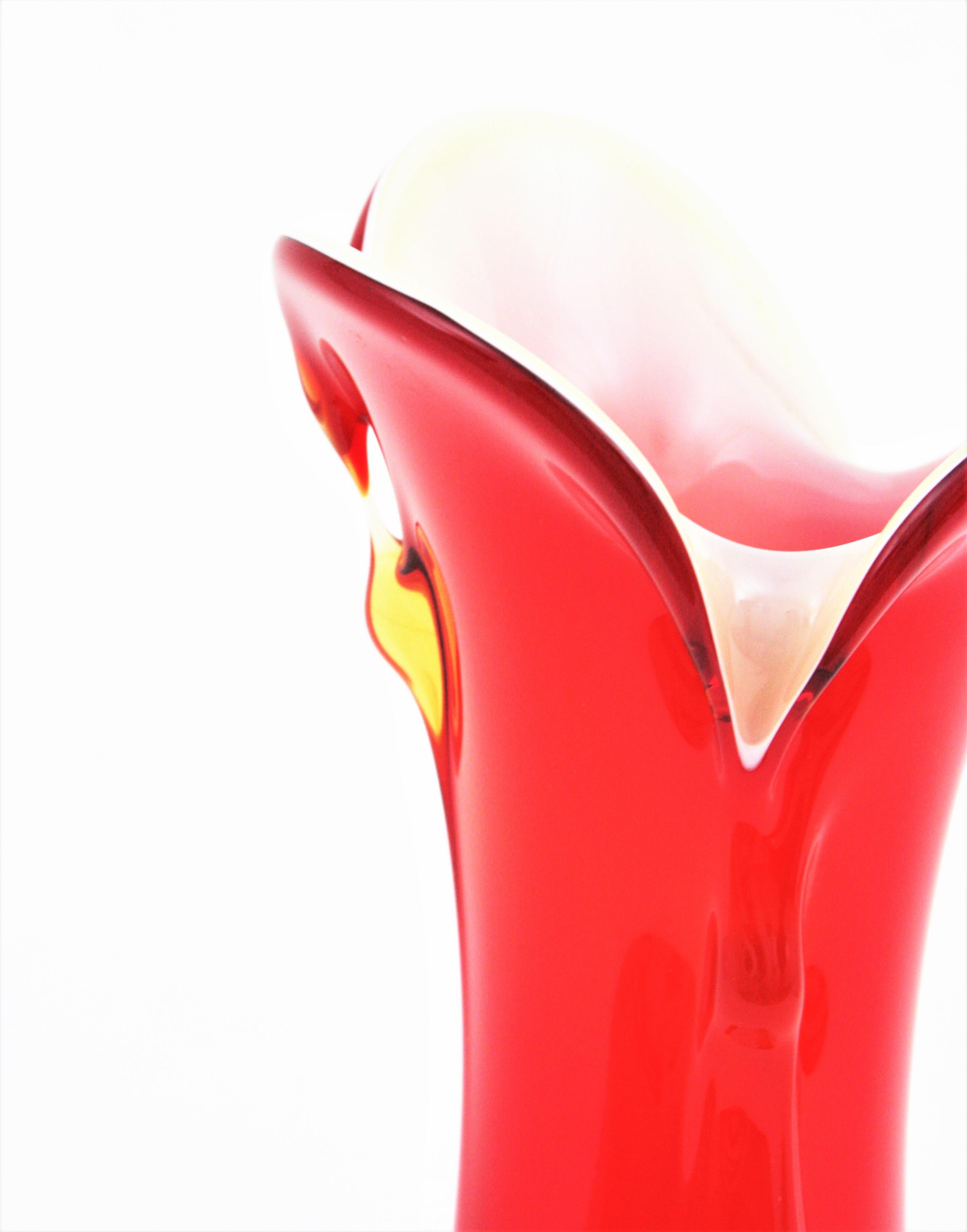Vaso in vetro artistico di Murano Glass Sommerso rosso e bianco in vendita 1