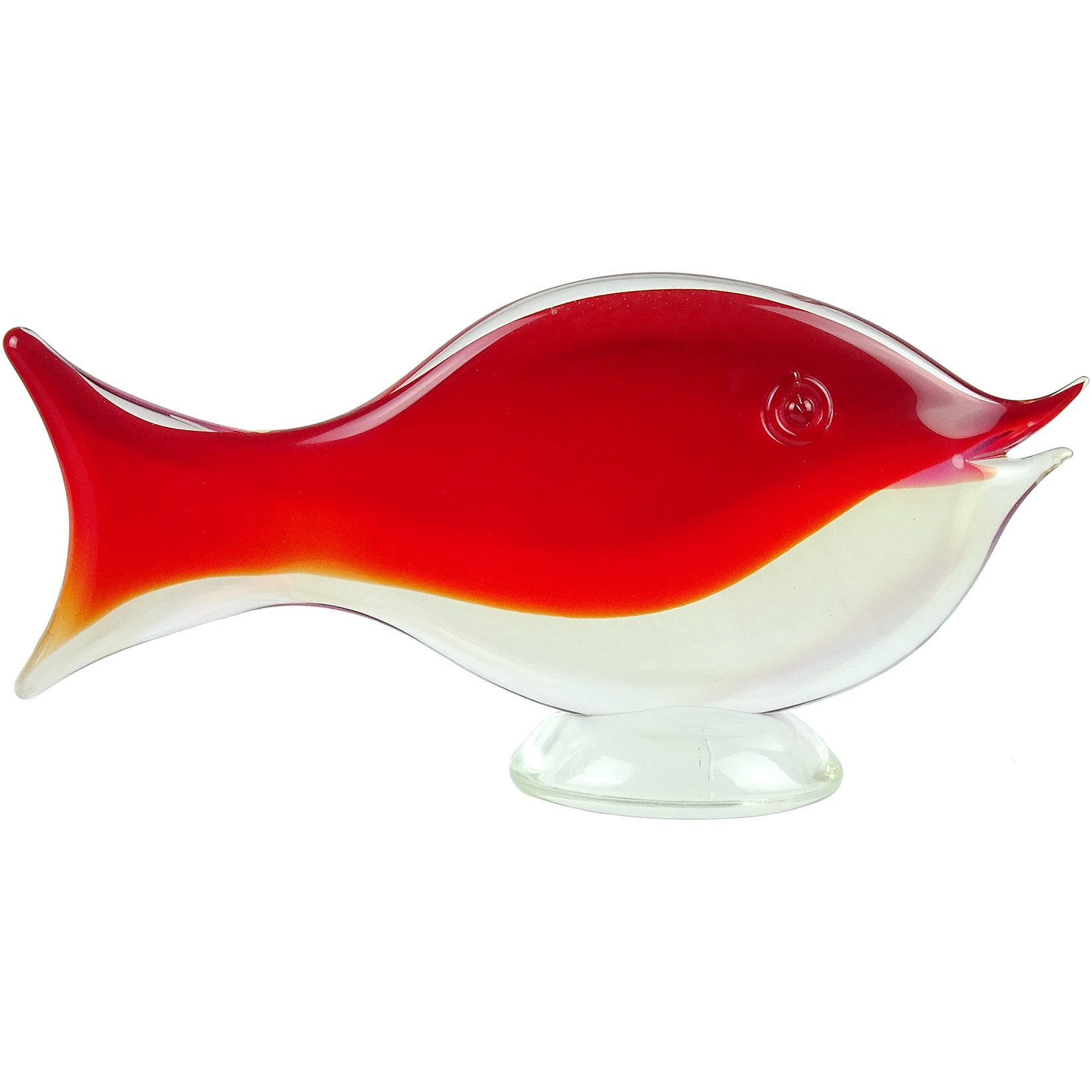 Bellissima e grande scultura vintage di pesce in vetro artistico italiano di Murano soffiato a mano e opalescente a strisce bianche e rosse. Il pesce viene creato alla maniera dell'Azienda Cenedese. Il pezzo presenta una striscia rossa ondulata