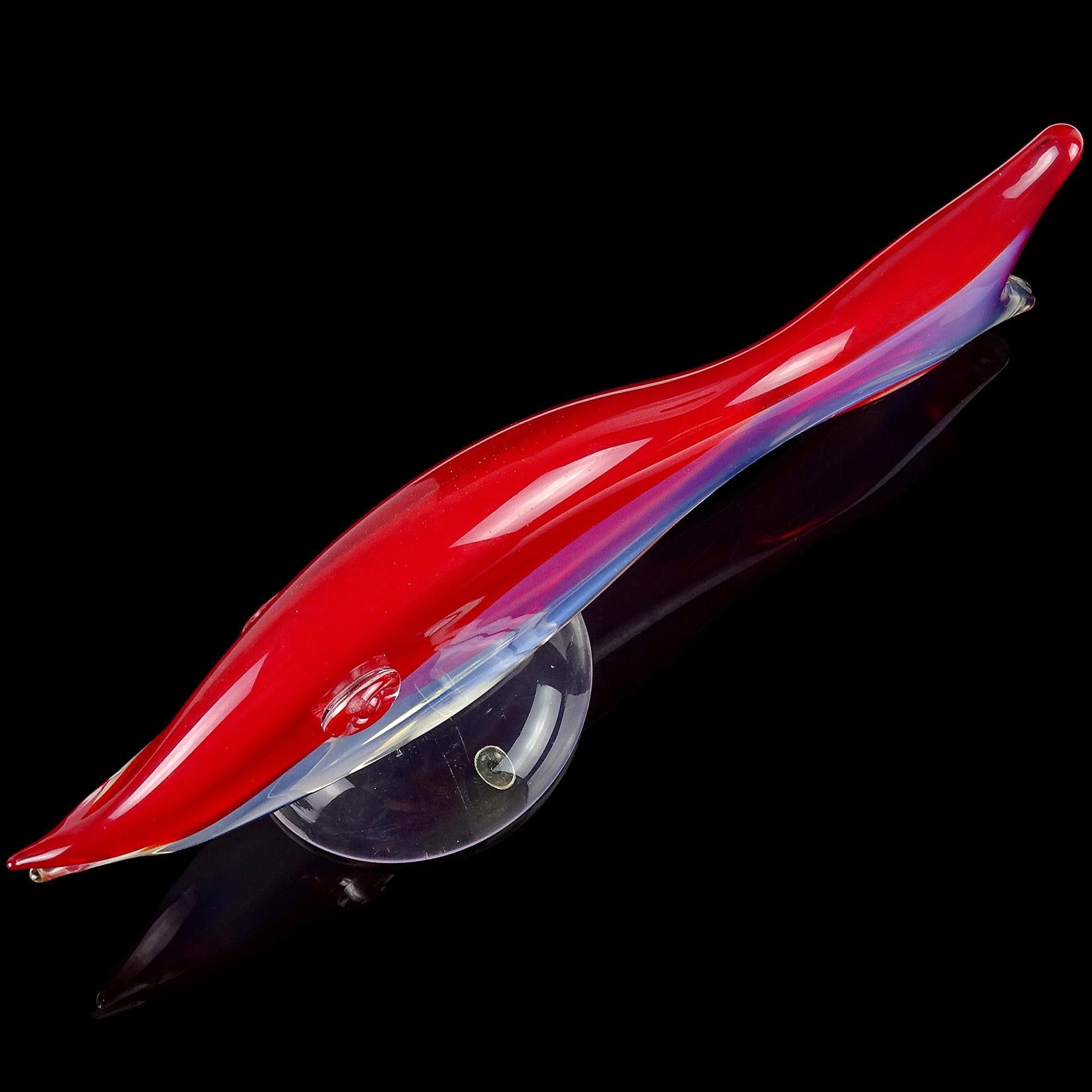 Italiano Centrotavola in vetro artistico italiano di Murano rosso opalescente bianco Scultura di pesce in vendita