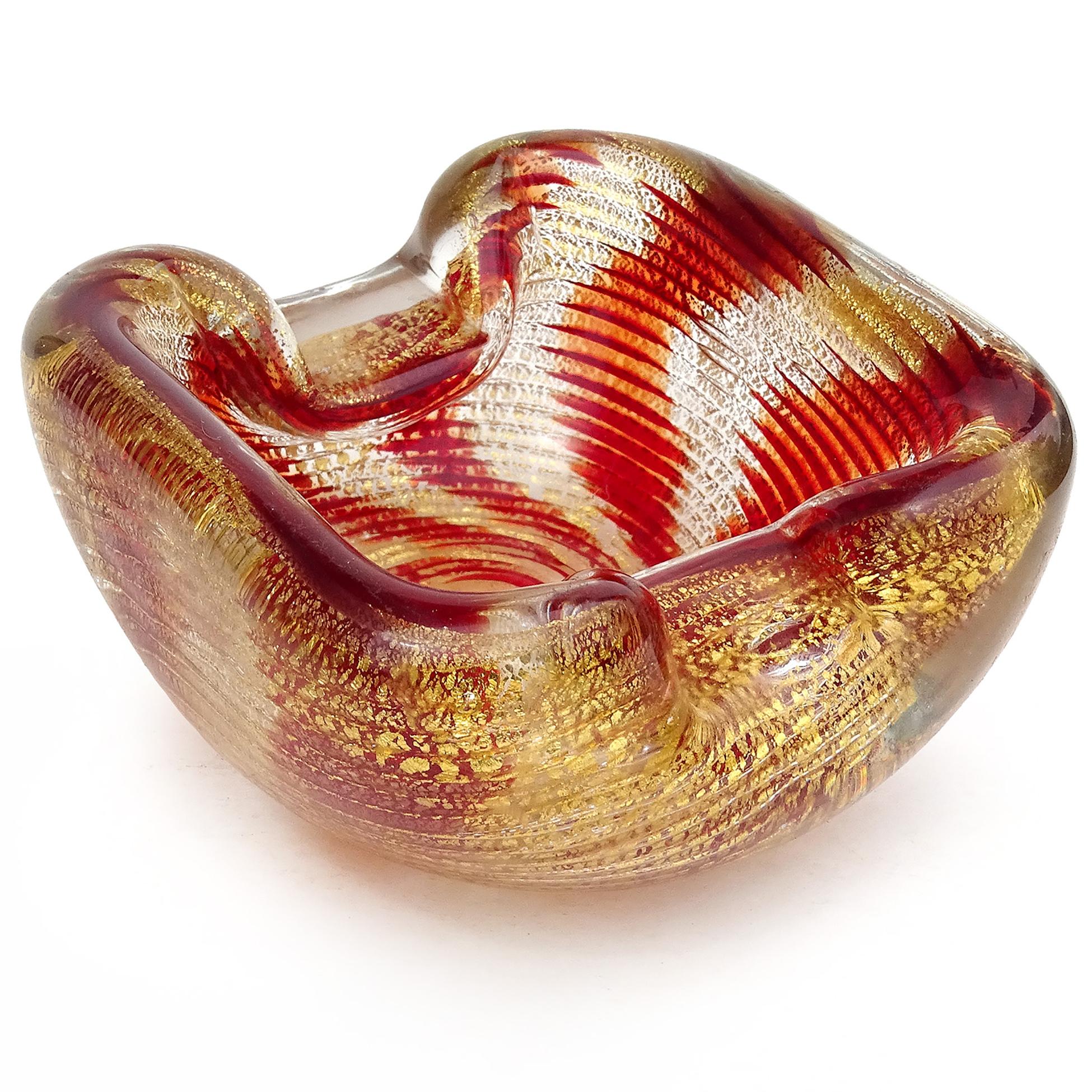 Bellissima scultura in vetro artistico italiano vintage di Murano soffiato a mano con macchie rosse e dorate. Il pezzo è attribuito all'azienda Barovier&Toso. La ciotola presenta un motivo a strisce molto particolare e un design ottico con bande